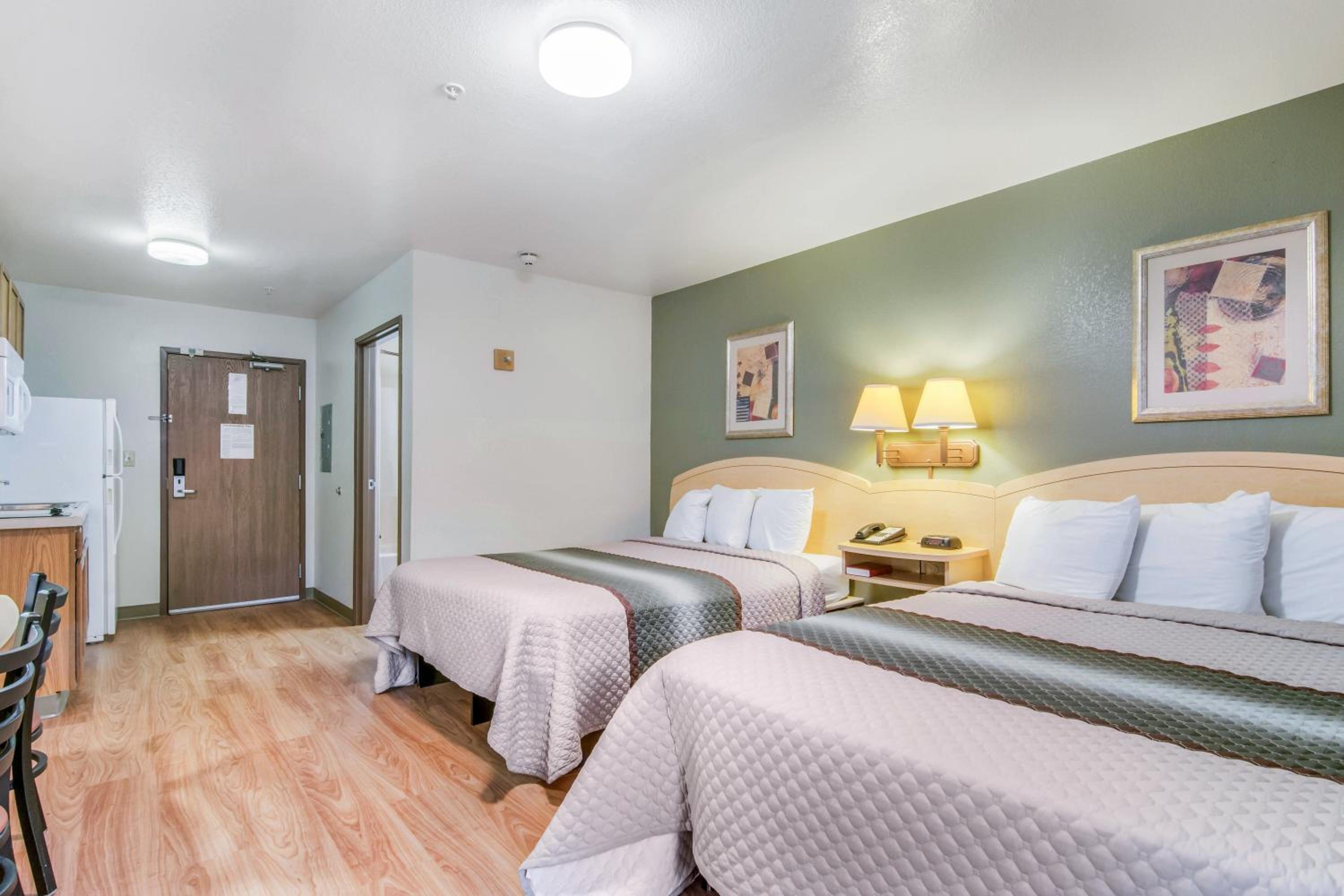 HomeTowne Studios & Suites by Red Roof Bentonville, Photo 24