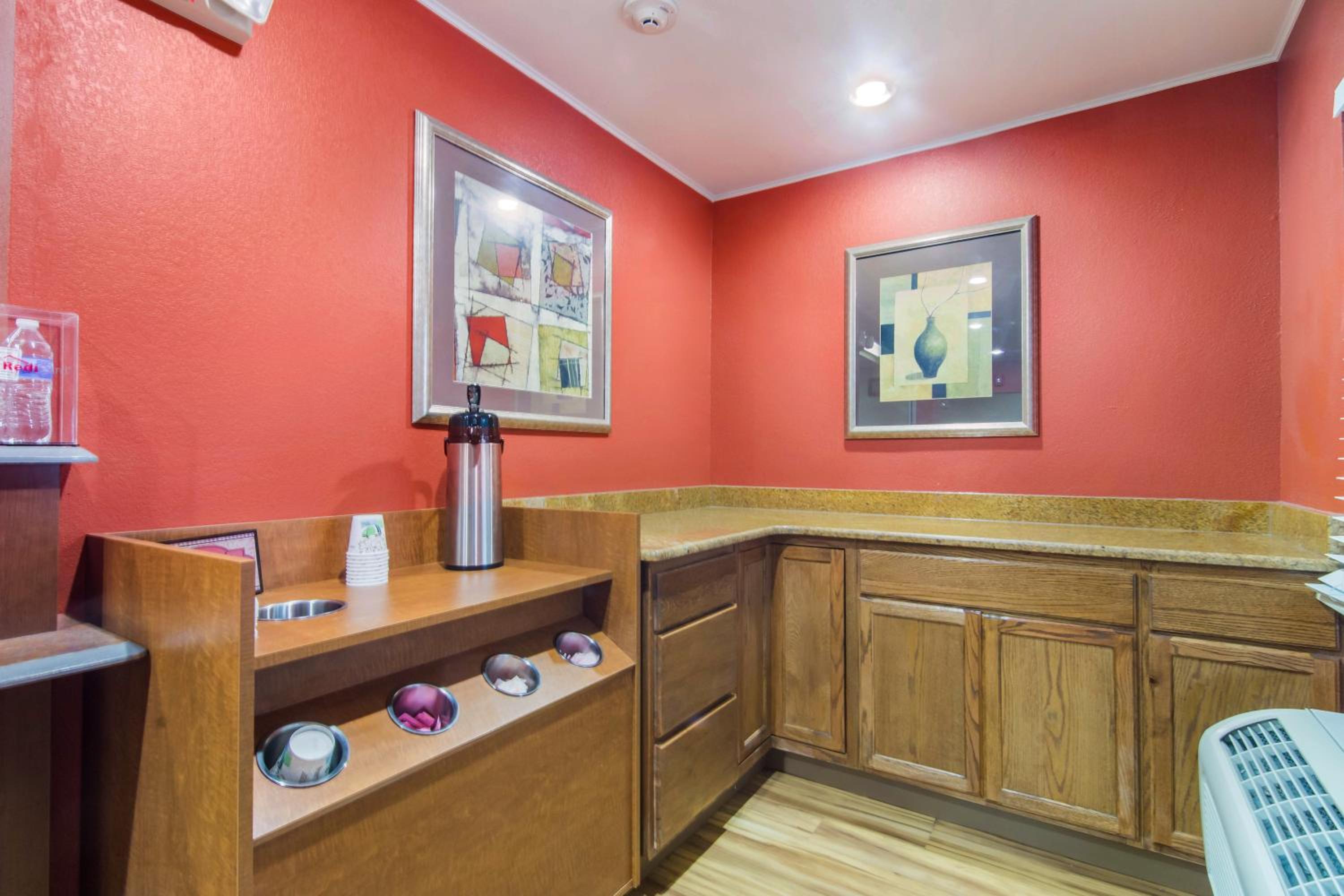 HomeTowne Studios & Suites by Red Roof Bentonville, Photo 26