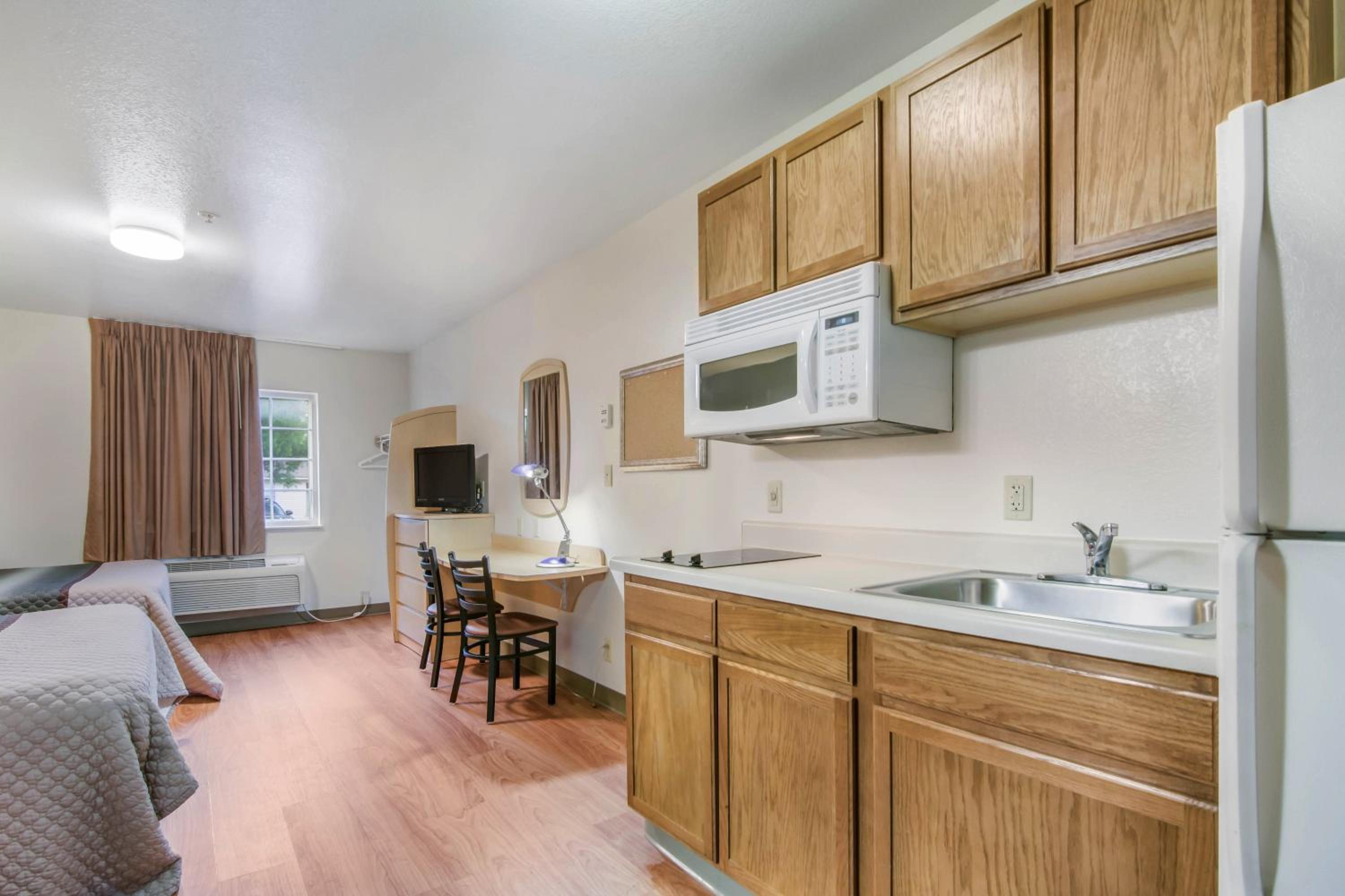 HomeTowne Studios & Suites by Red Roof Bentonville, Photo 17