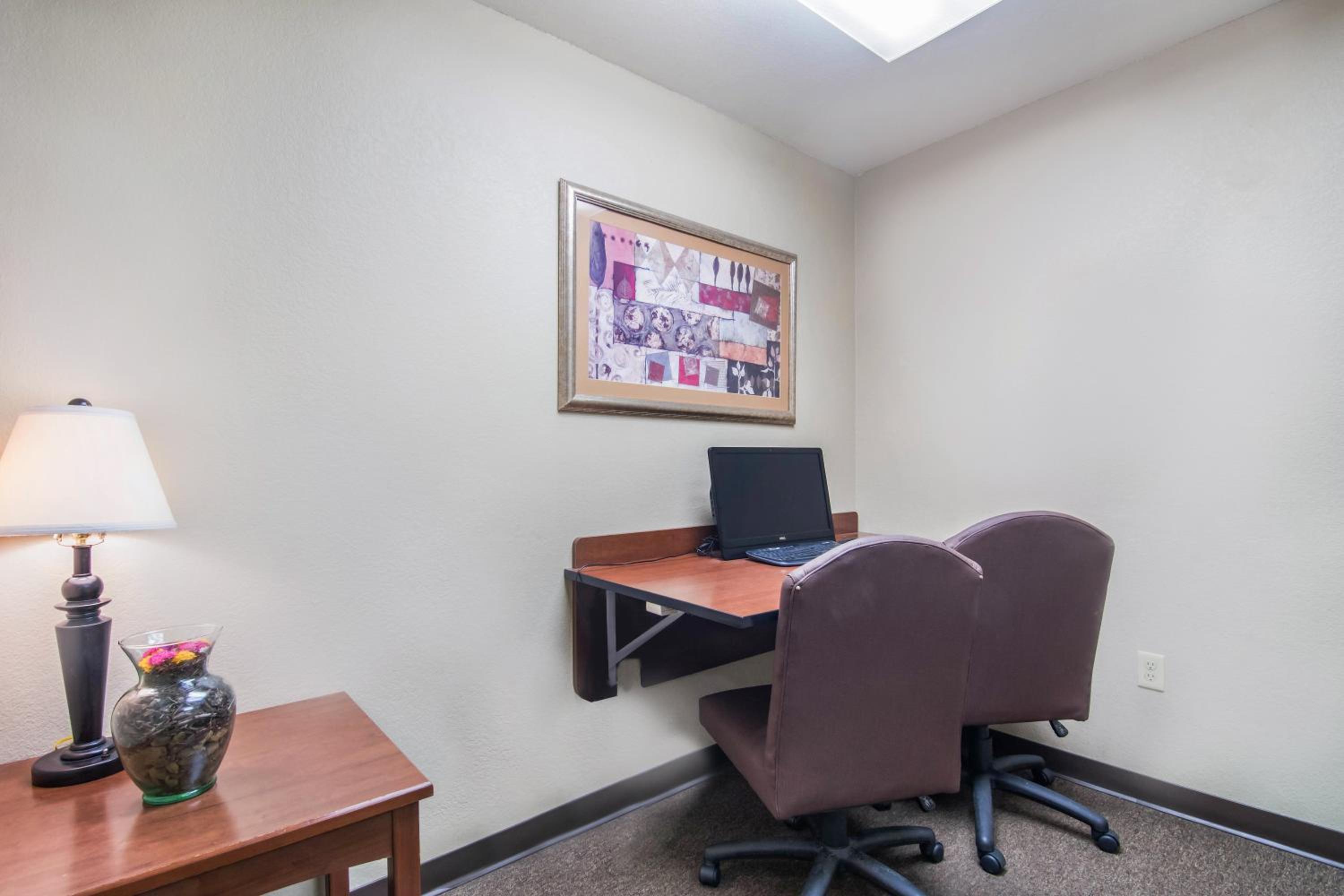 HomeTowne Studios & Suites by Red Roof Bentonville, Photo 12