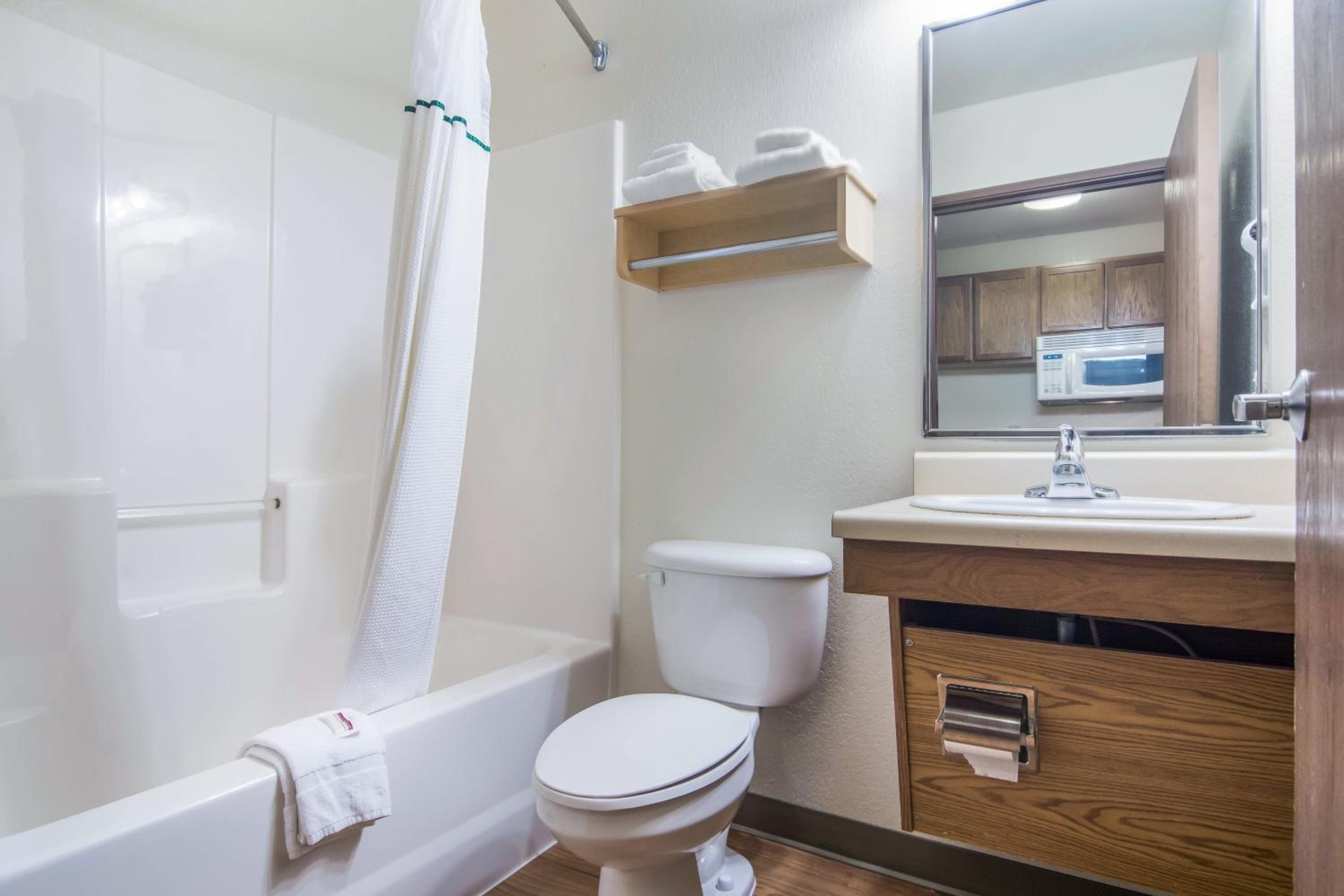 HomeTowne Studios & Suites by Red Roof Bentonville, Photo 16