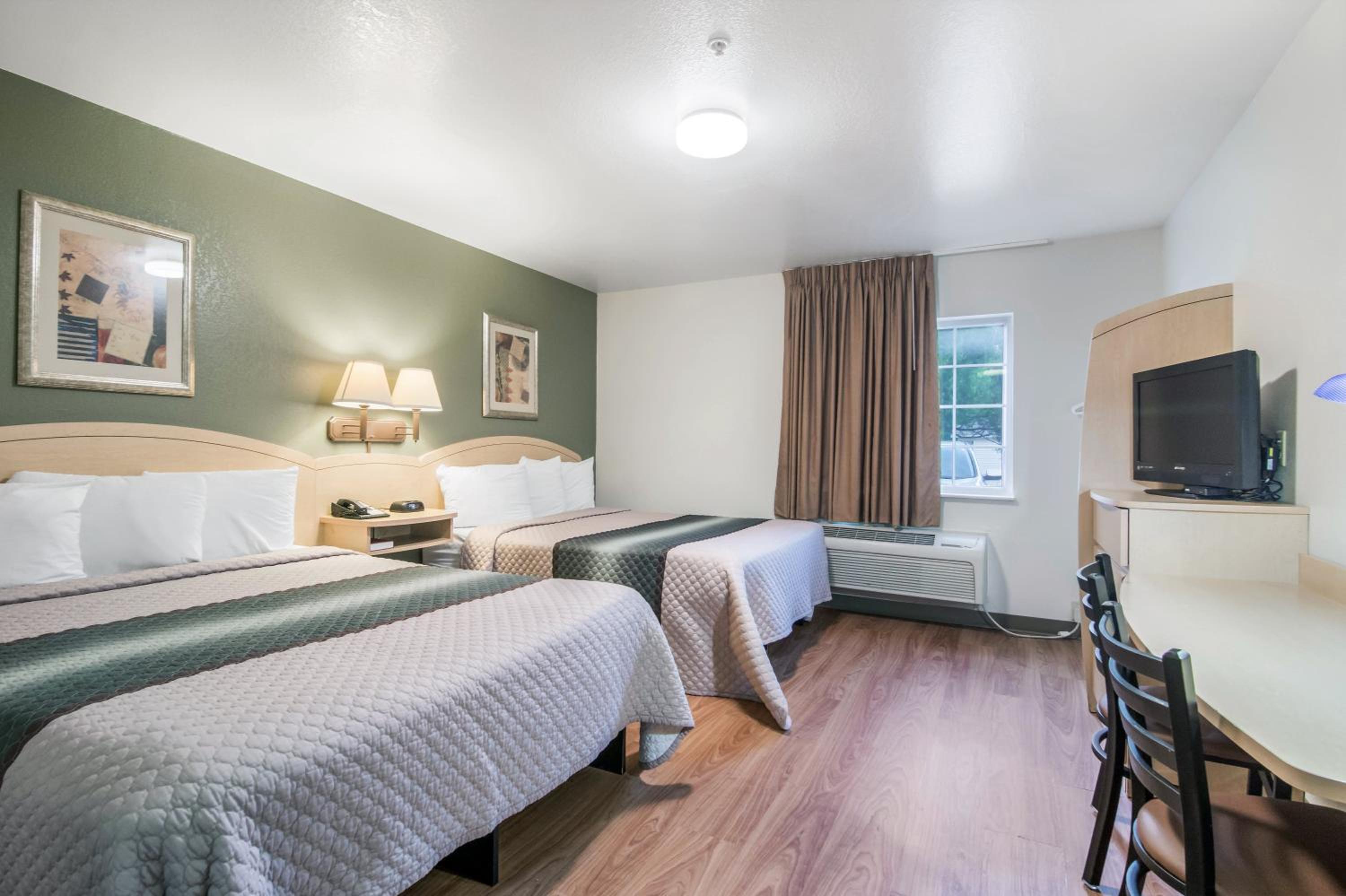 HomeTowne Studios & Suites by Red Roof Bentonville, Photo 20
