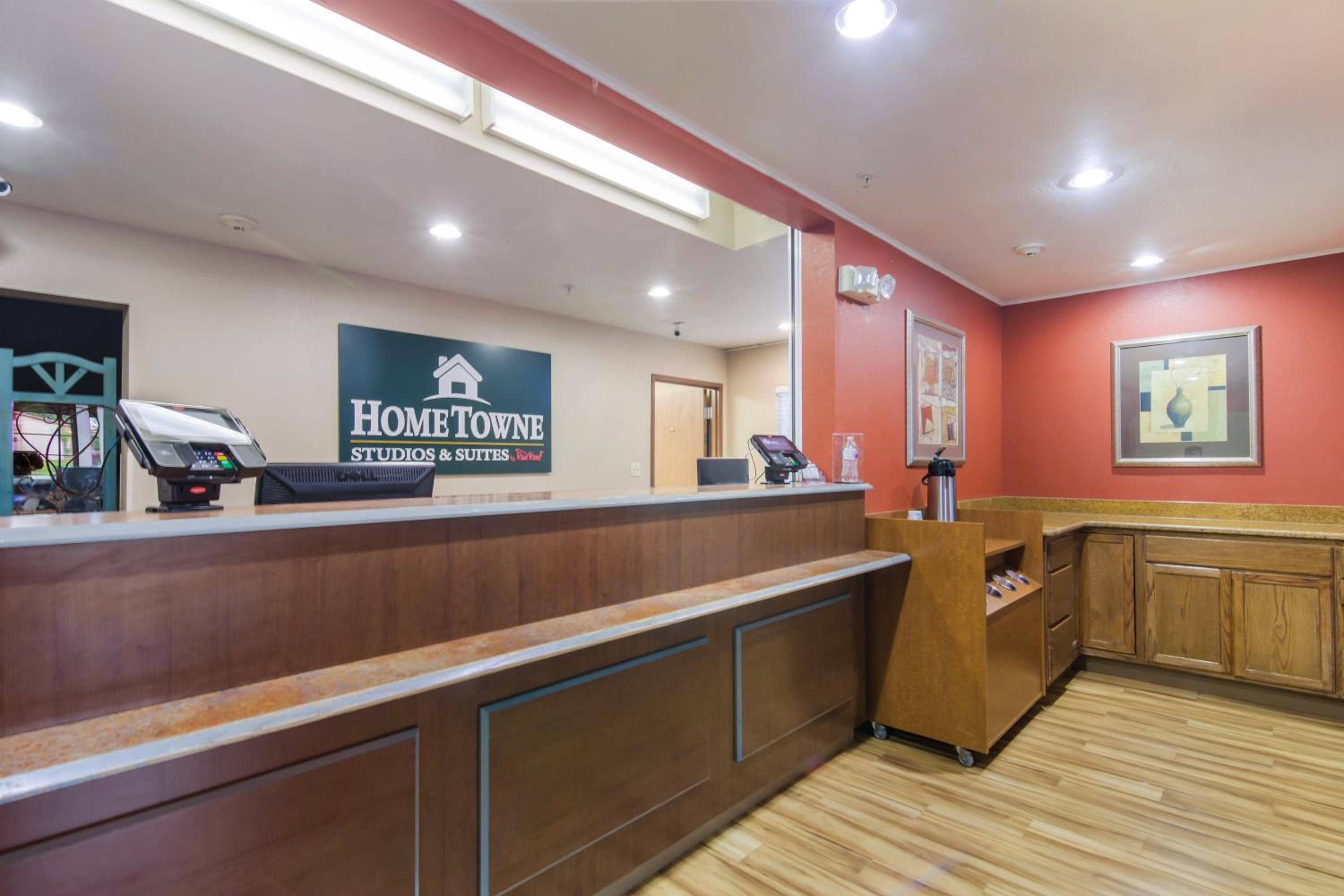 HomeTowne Studios & Suites by Red Roof Bentonville, Photo 21