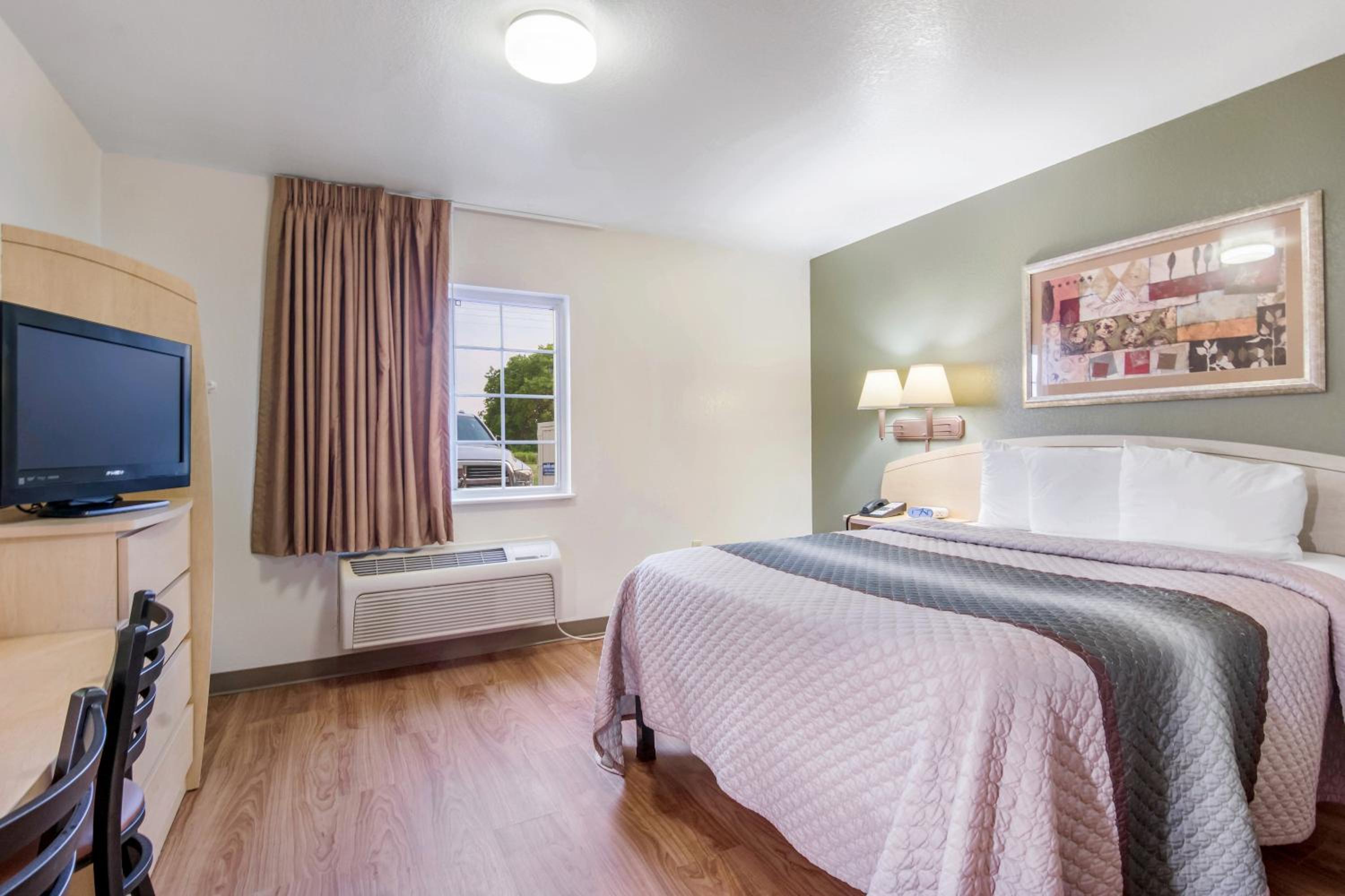 HomeTowne Studios & Suites by Red Roof Bentonville, Photo 22