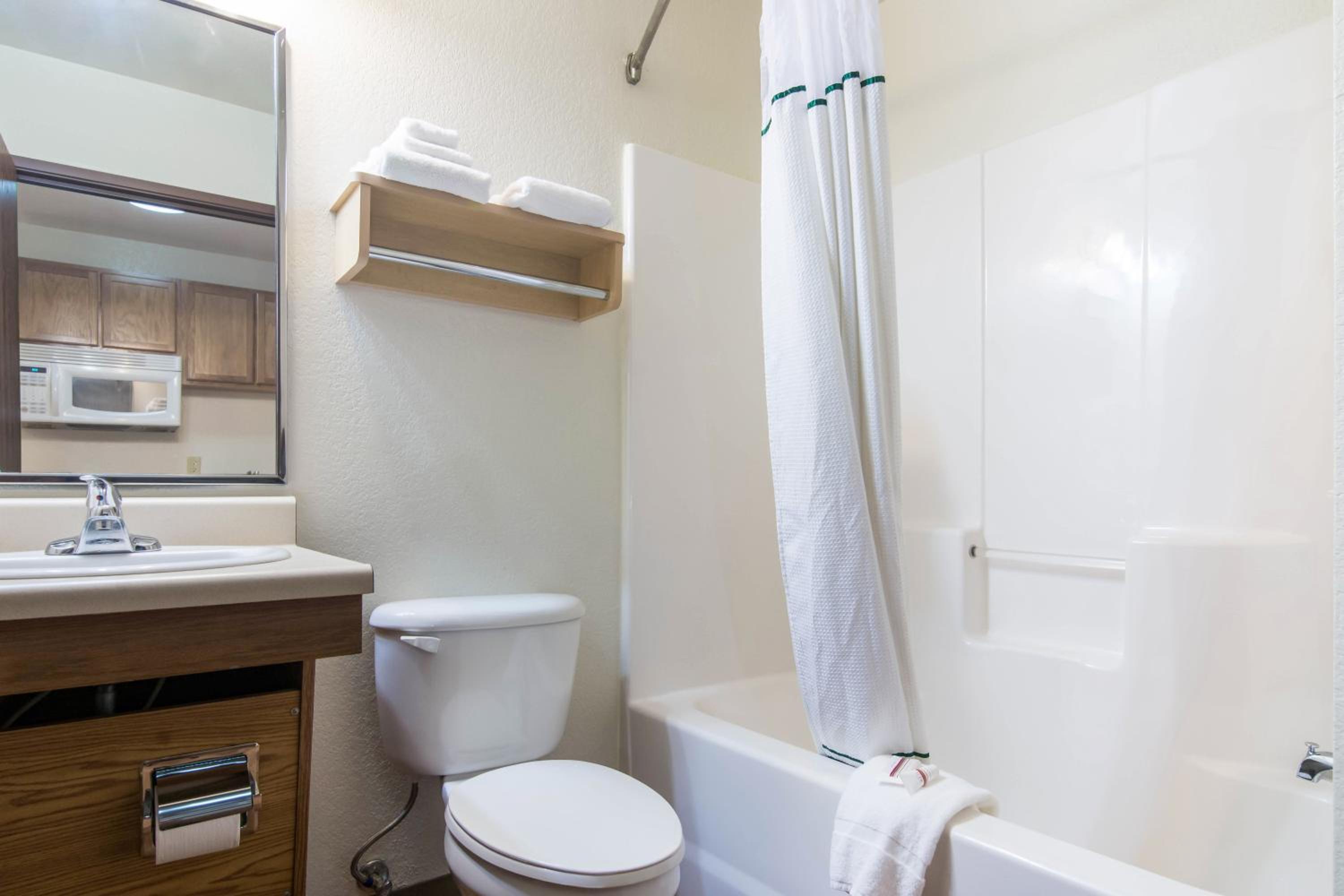 HomeTowne Studios & Suites by Red Roof Bentonville, Photo 14