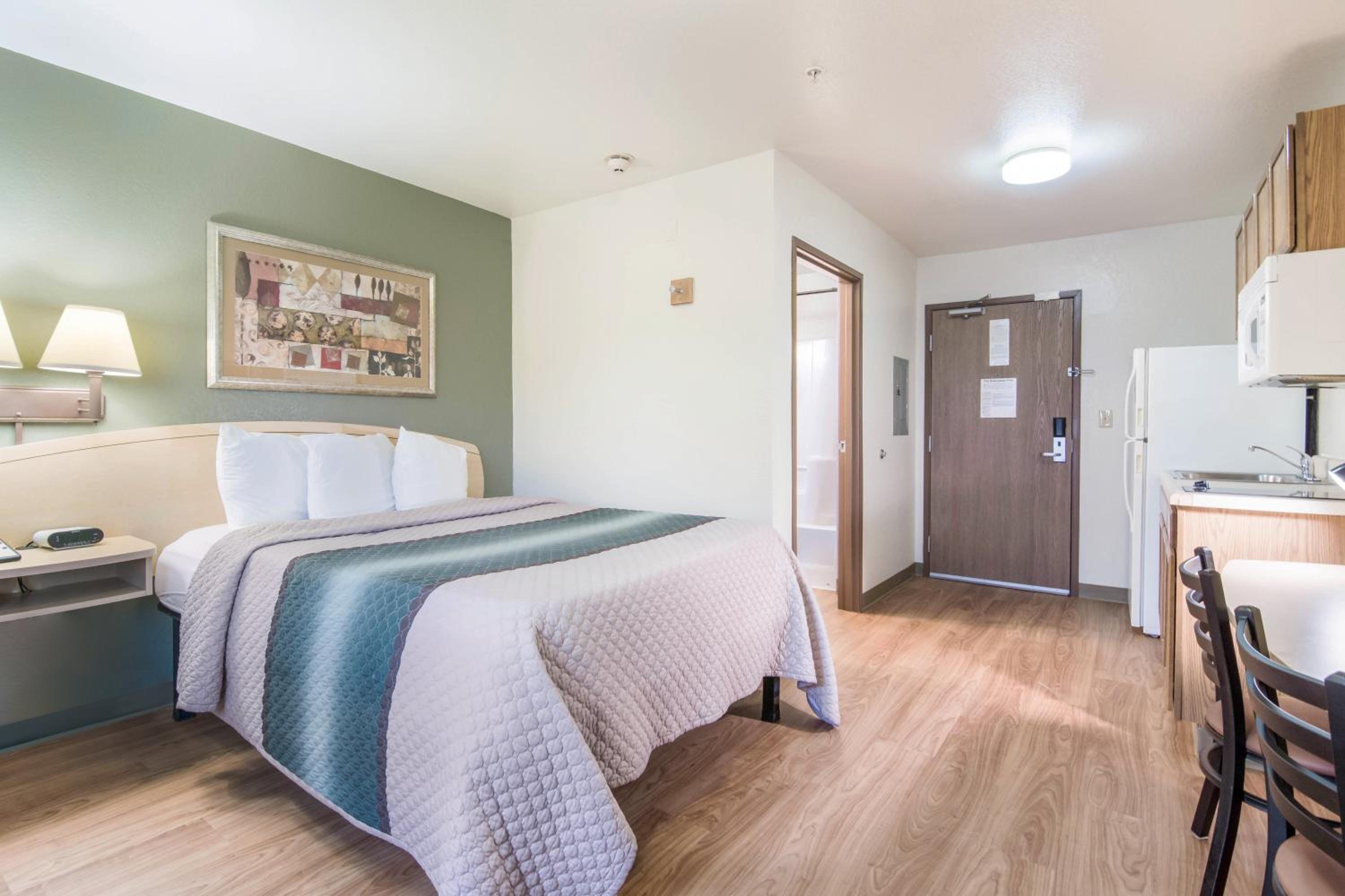 HomeTowne Studios & Suites by Red Roof Bentonville