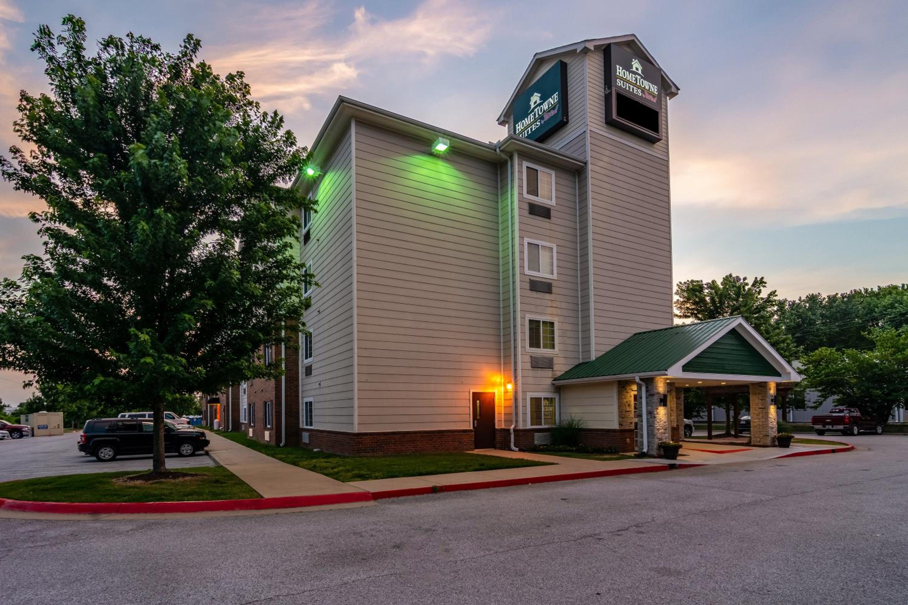 HomeTowne Studios & Suites by Red Roof Bentonville
