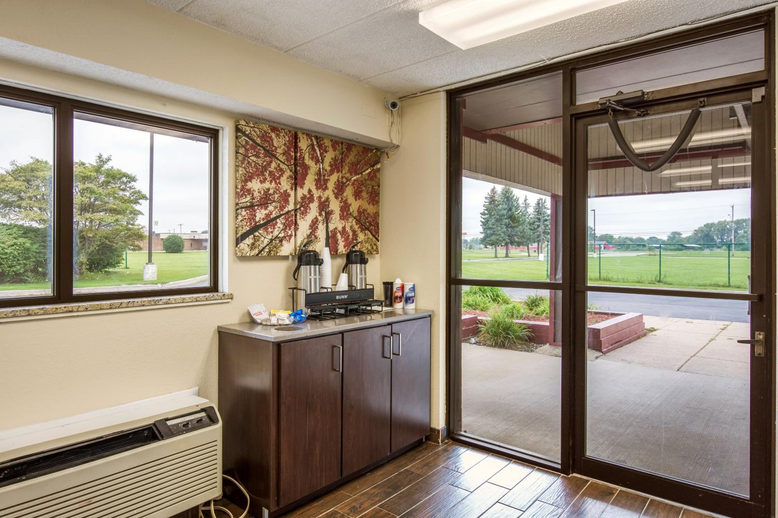 Saginaw Vacations - Red Roof Inn Saginaw - Frankenmuth - Property Image 25