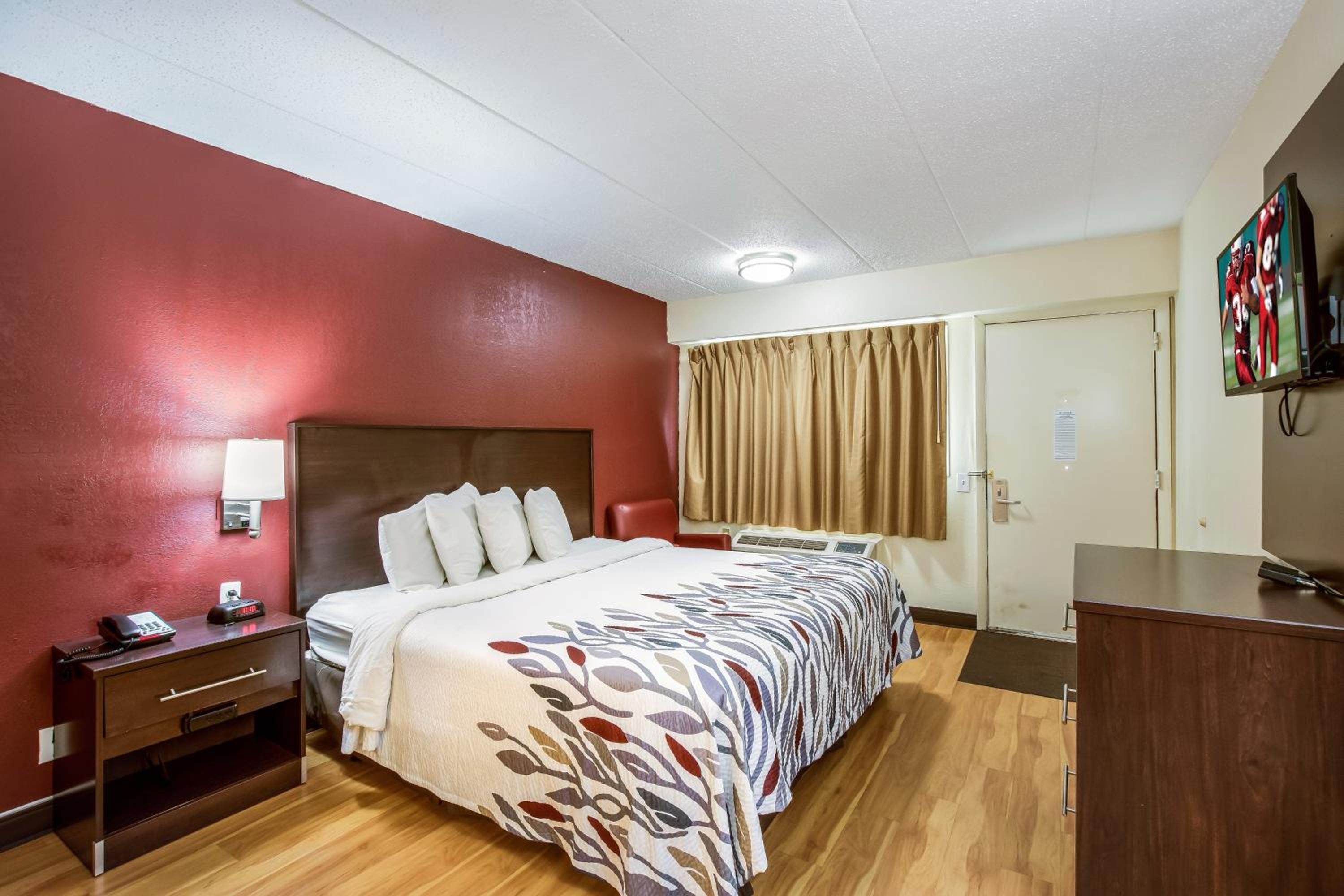 Saginaw Vacations - Red Roof Inn Saginaw - Frankenmuth - Property Image 2