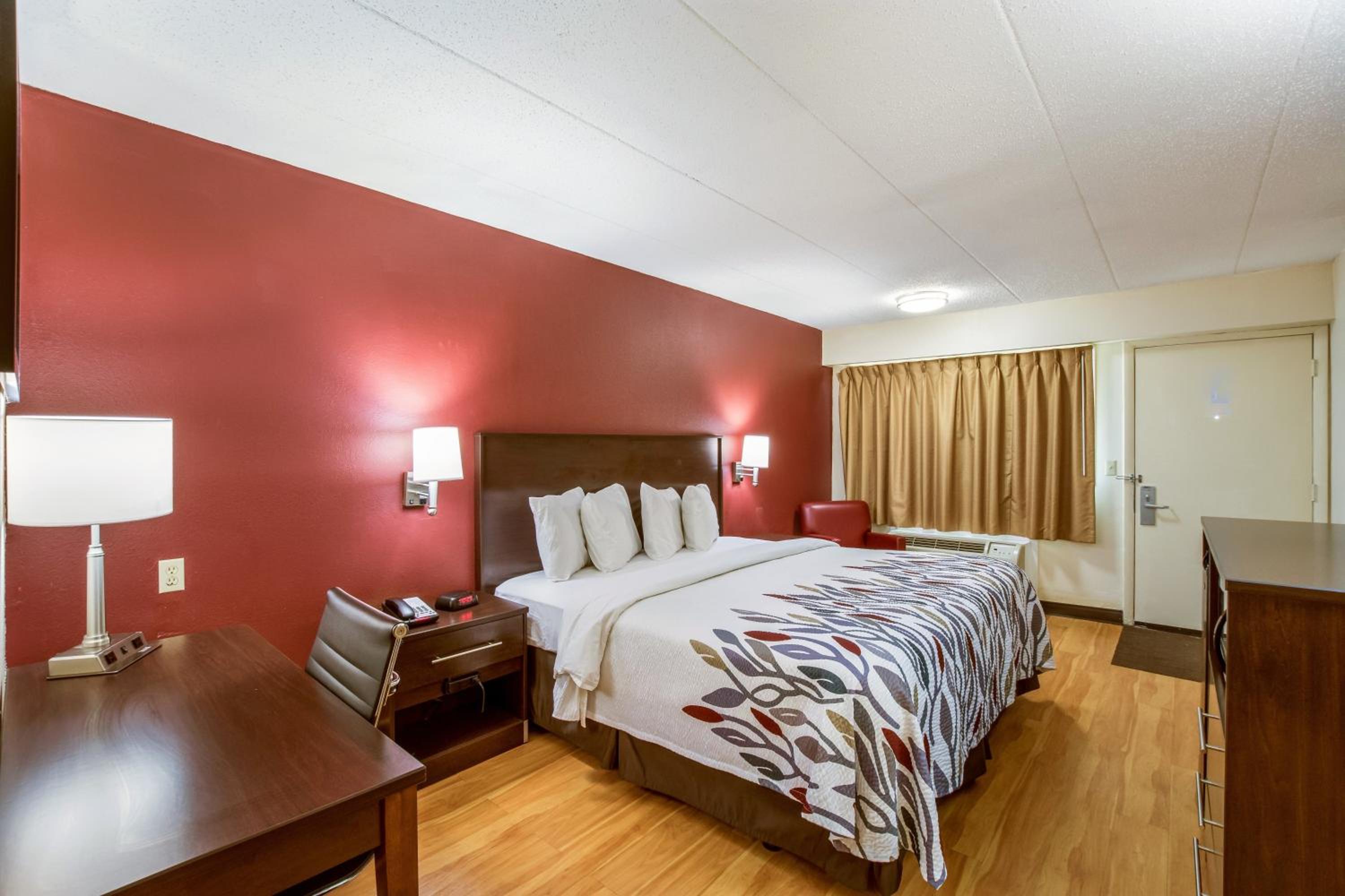 Saginaw Vacations - Red Roof Inn Saginaw - Frankenmuth - Property Image 18
