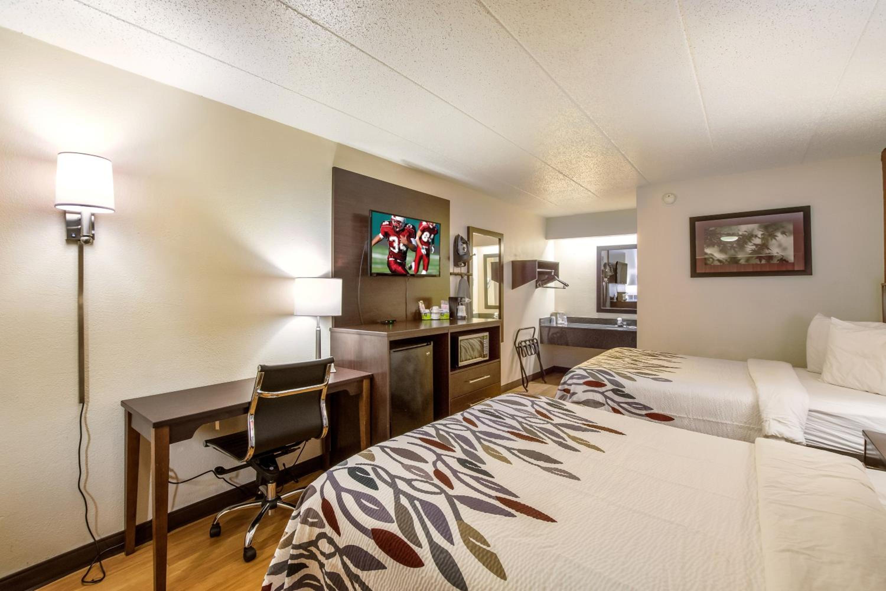 Saginaw Vacations - Red Roof Inn Saginaw - Frankenmuth - Property Image 8