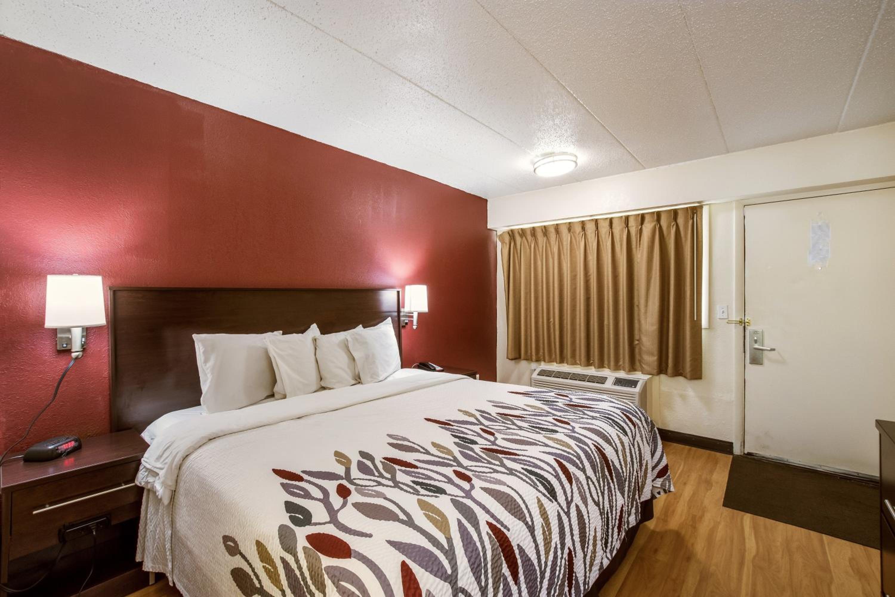 Saginaw Vacations - Red Roof Inn Saginaw - Frankenmuth - Property Image 14