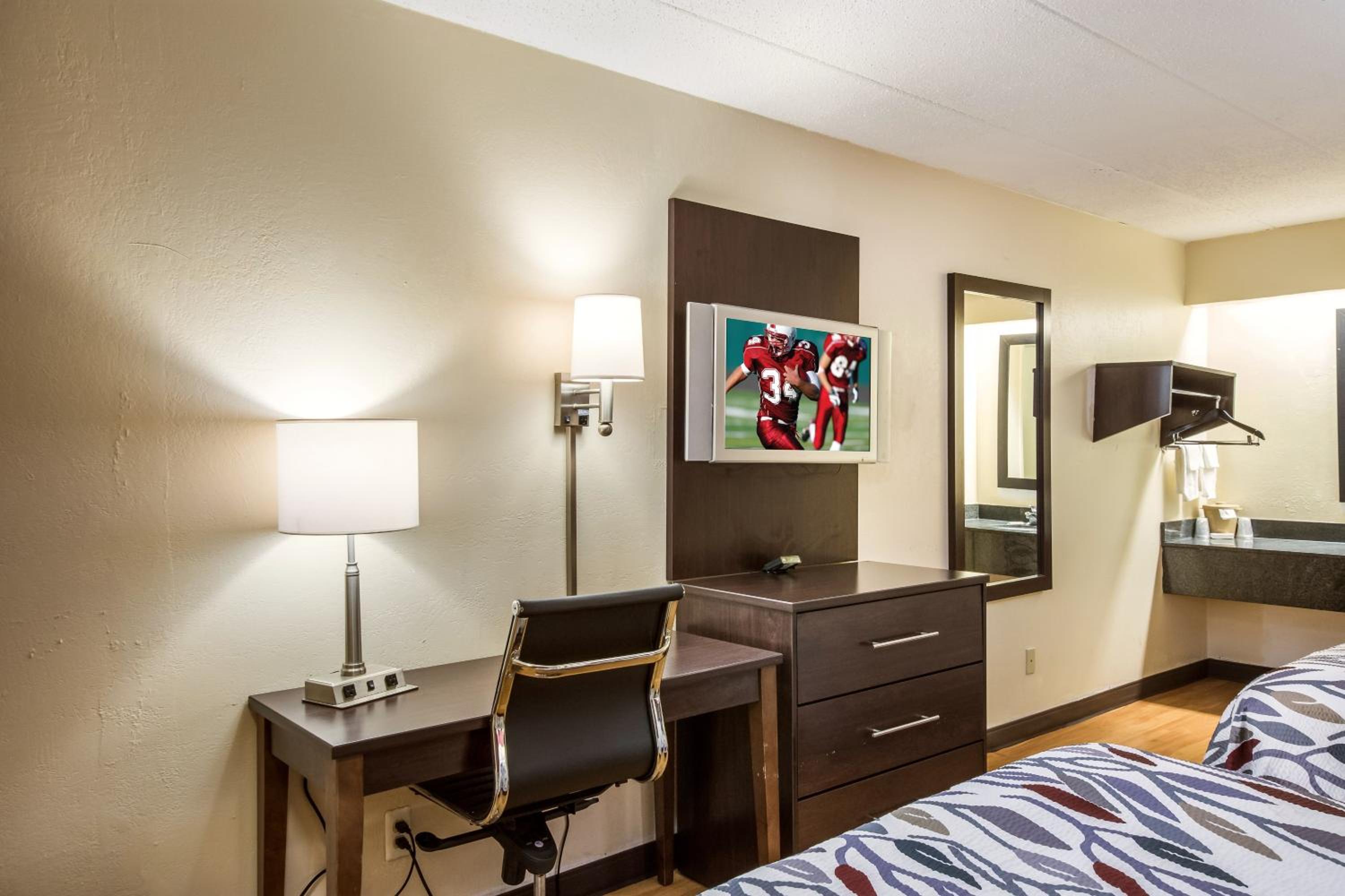 Saginaw Vacations - Red Roof Inn Saginaw - Frankenmuth - Property Image 3