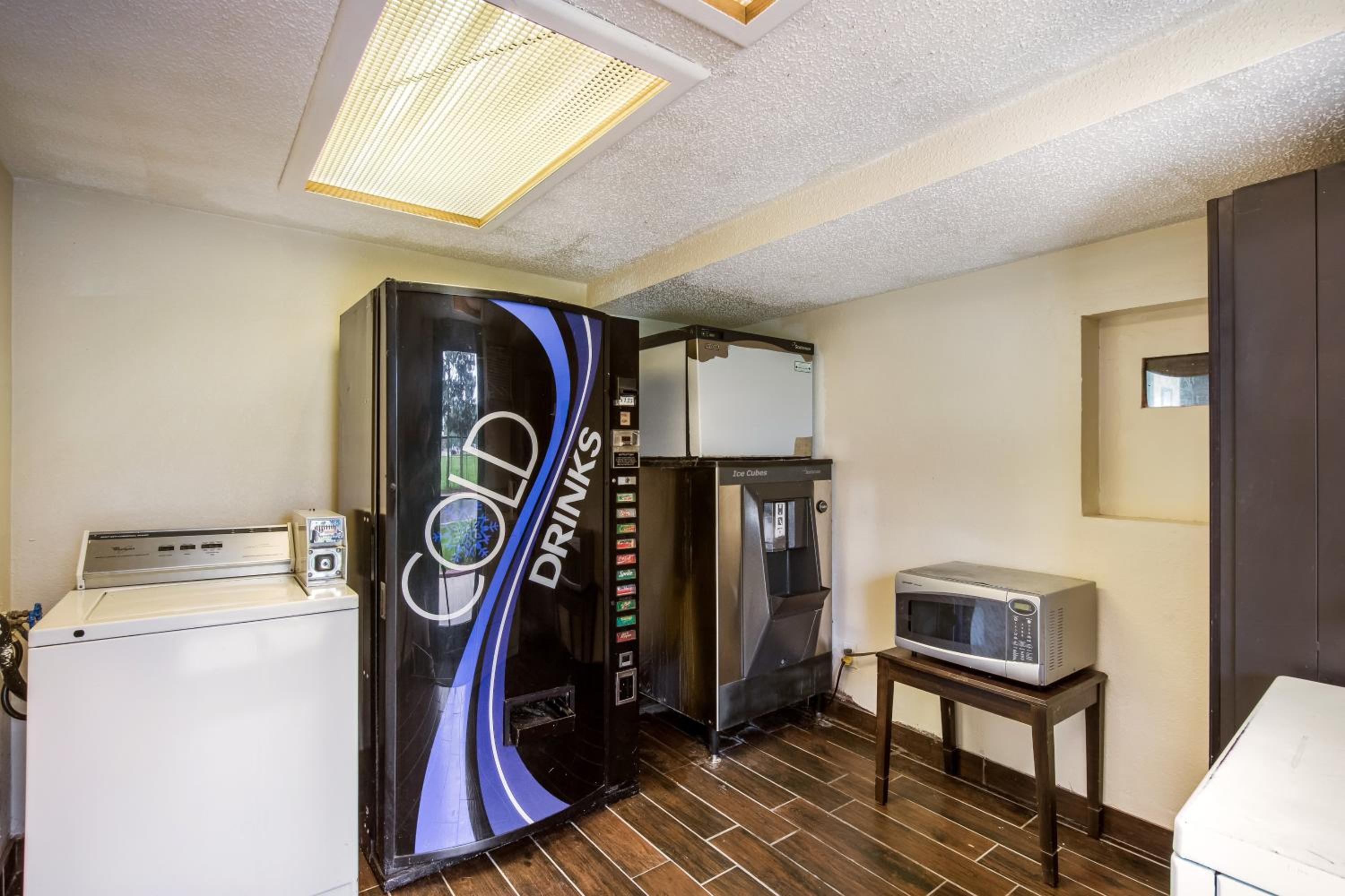 Saginaw Vacations - Red Roof Inn Saginaw - Frankenmuth - Property Image 19