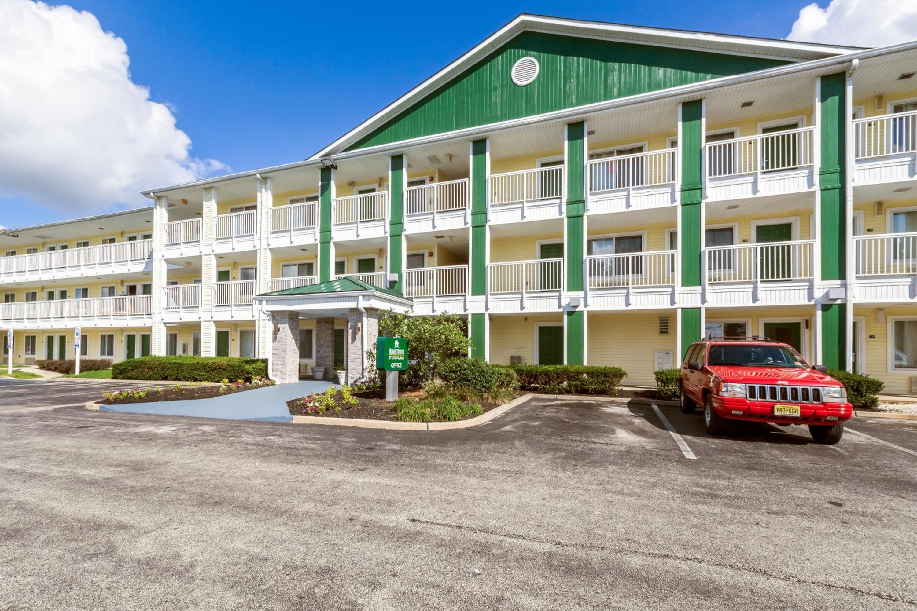 Hotel HomeTowne Studios by Red Roof Philadelphia-Maple Shade, NJ - Image 1