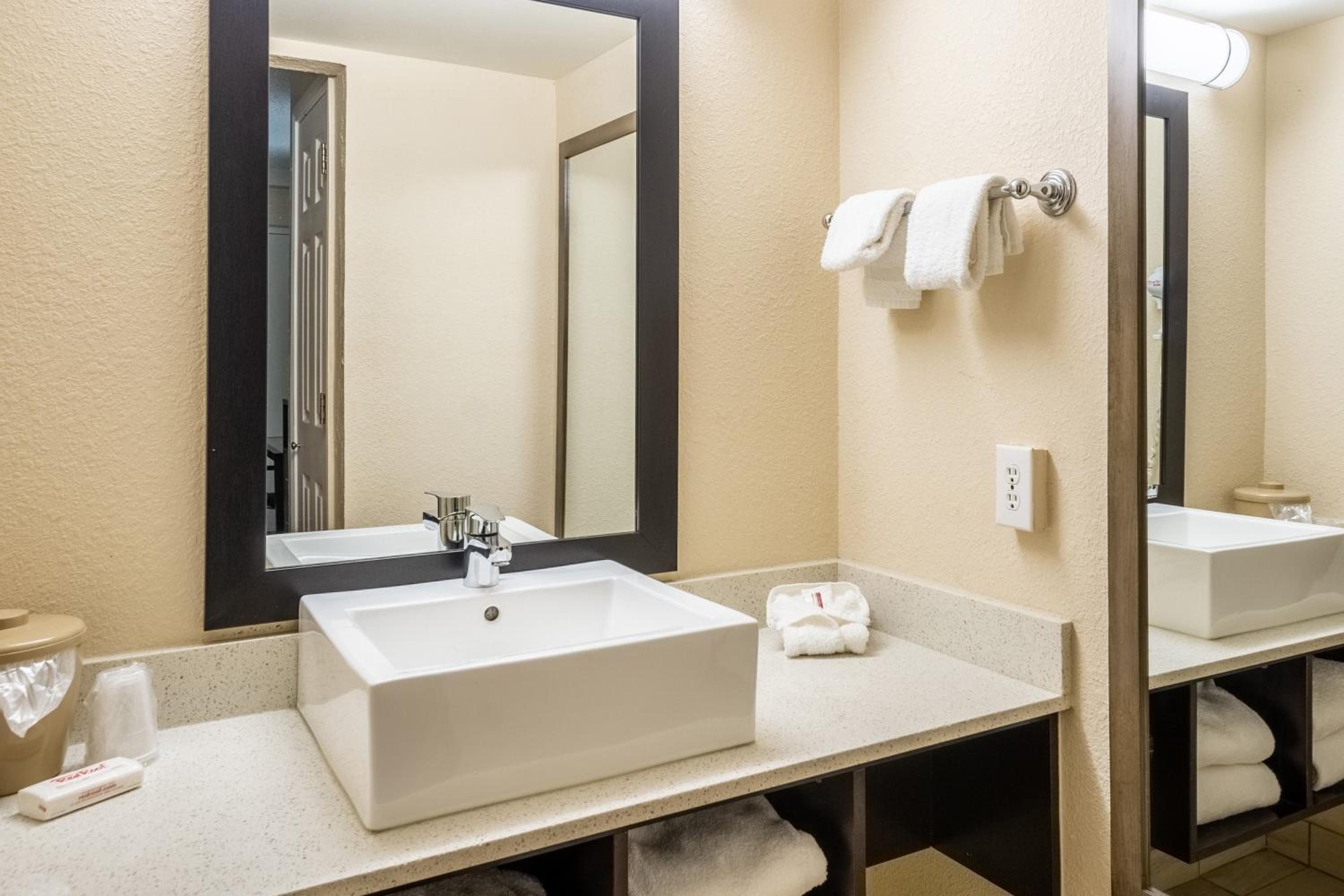 Red Roof Inn Tampa Bay - St. Petersburg, Photo 35