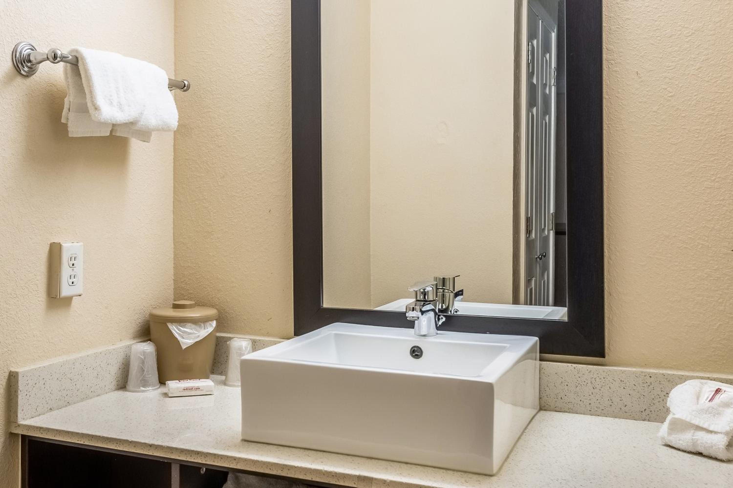 Red Roof Inn Tampa Bay - St. Petersburg, Photo 28