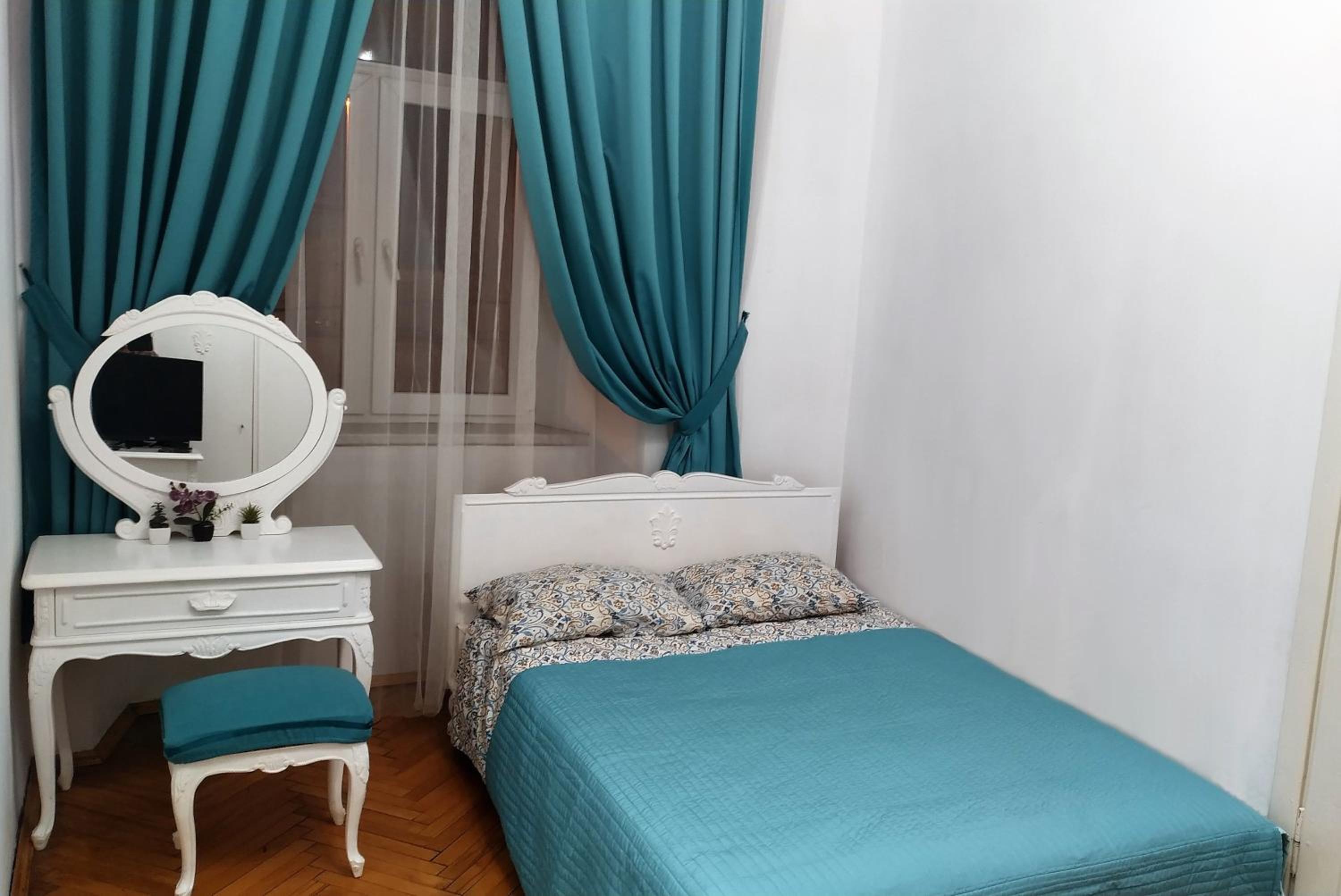 Apartment in the Heart of Rynok Square Романтичні апартаменти на площі Ринок Є СВІТЛО!