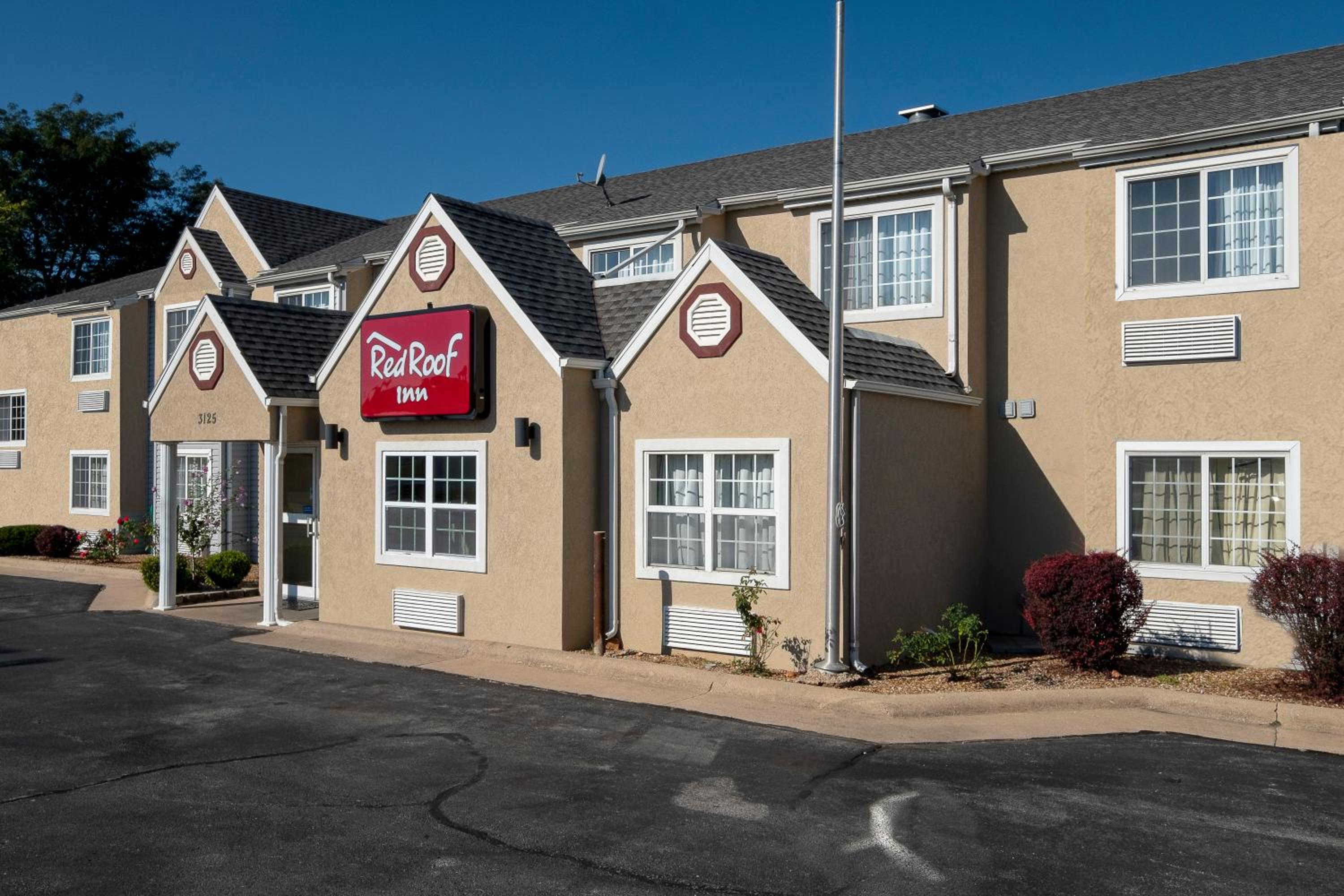 Springfield Vacations - Red Roof Inn Springfield, MO - Property Image 1