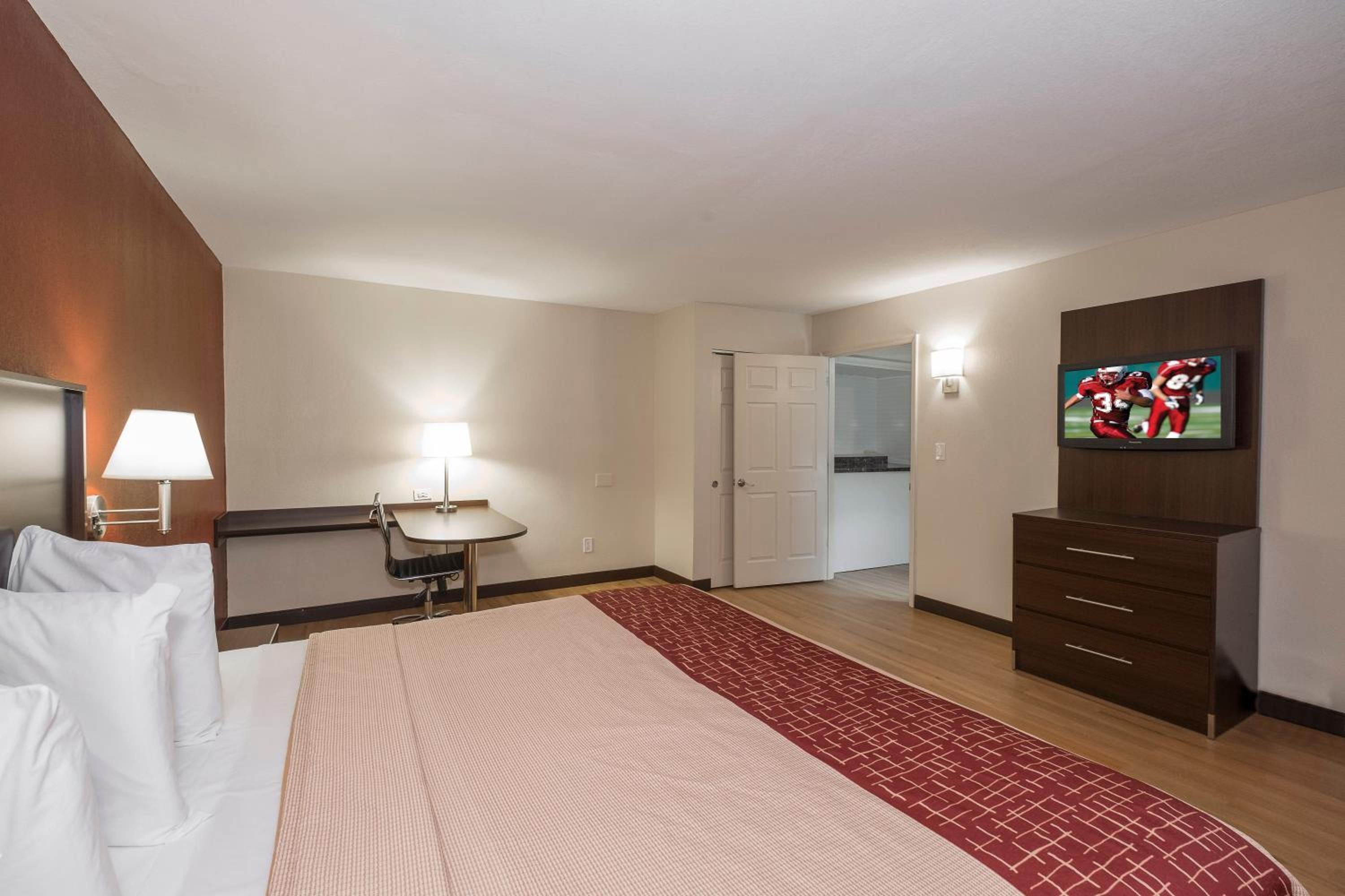 Poughkeepsie Vacations - Red Roof Inn PLUS Poughkeepsie - Property Image 7
