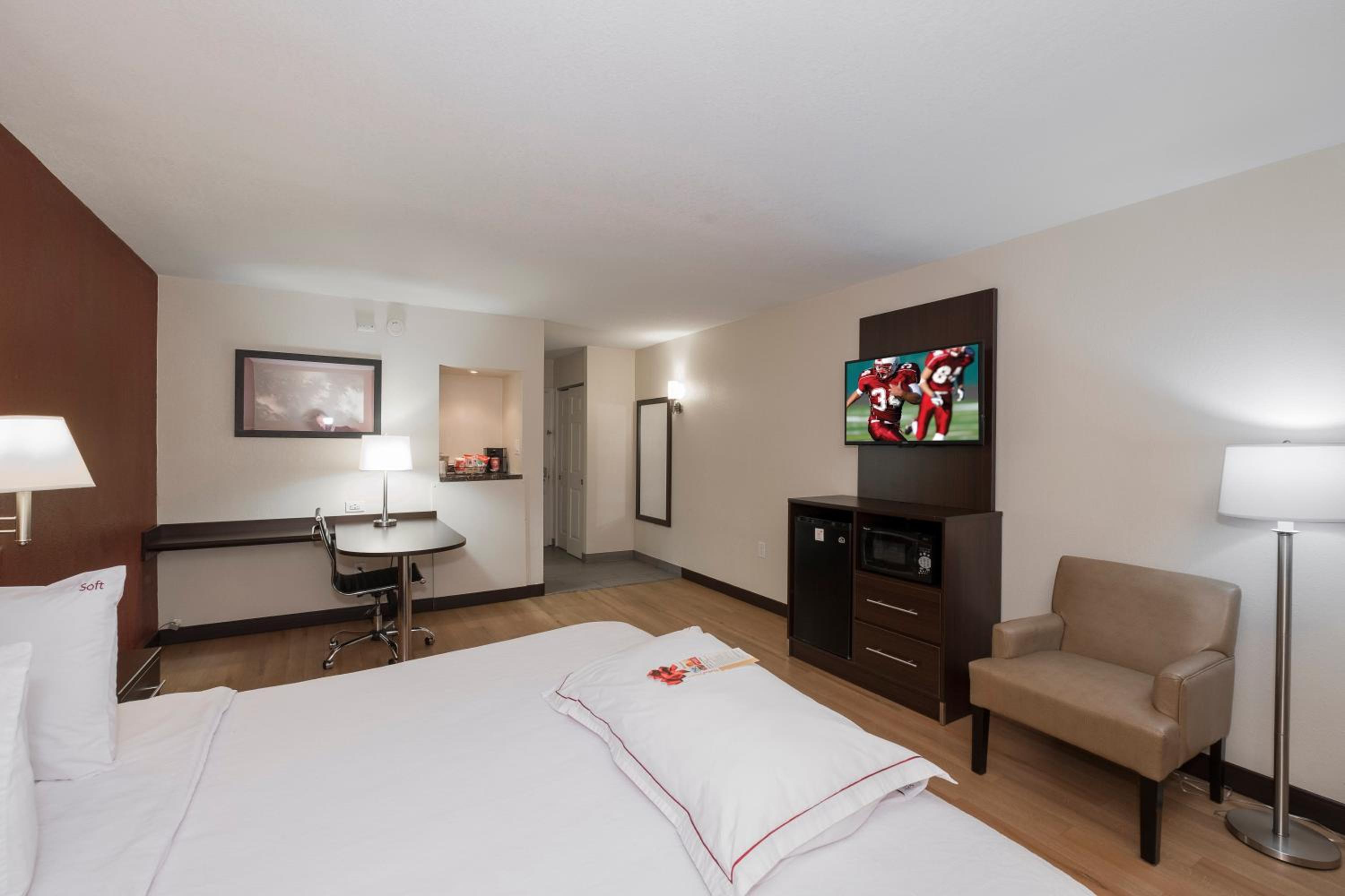 Poughkeepsie Vacations - Red Roof Inn PLUS Poughkeepsie - Property Image 9