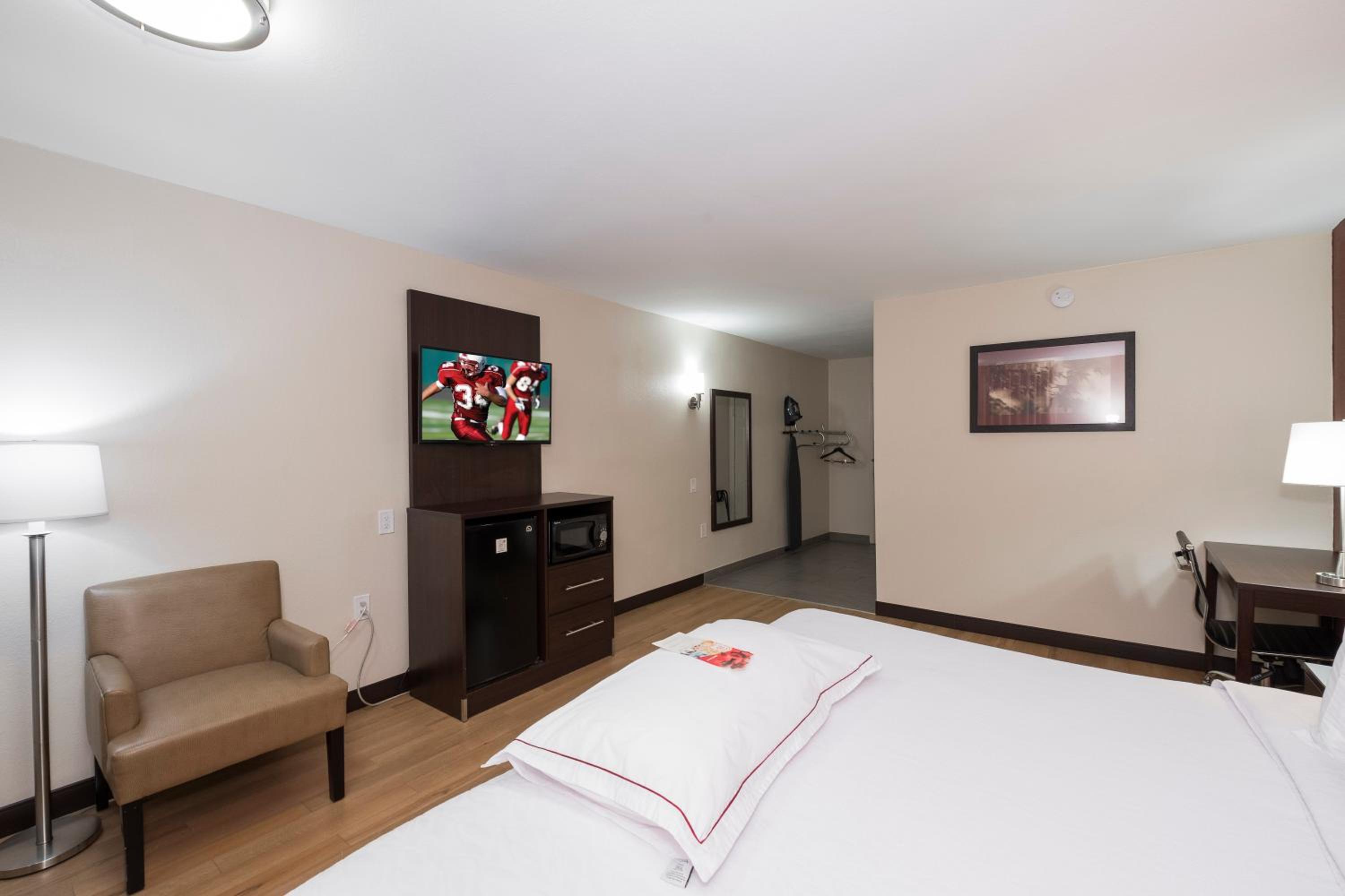 Poughkeepsie Vacations - Red Roof Inn PLUS Poughkeepsie - Property Image 10
