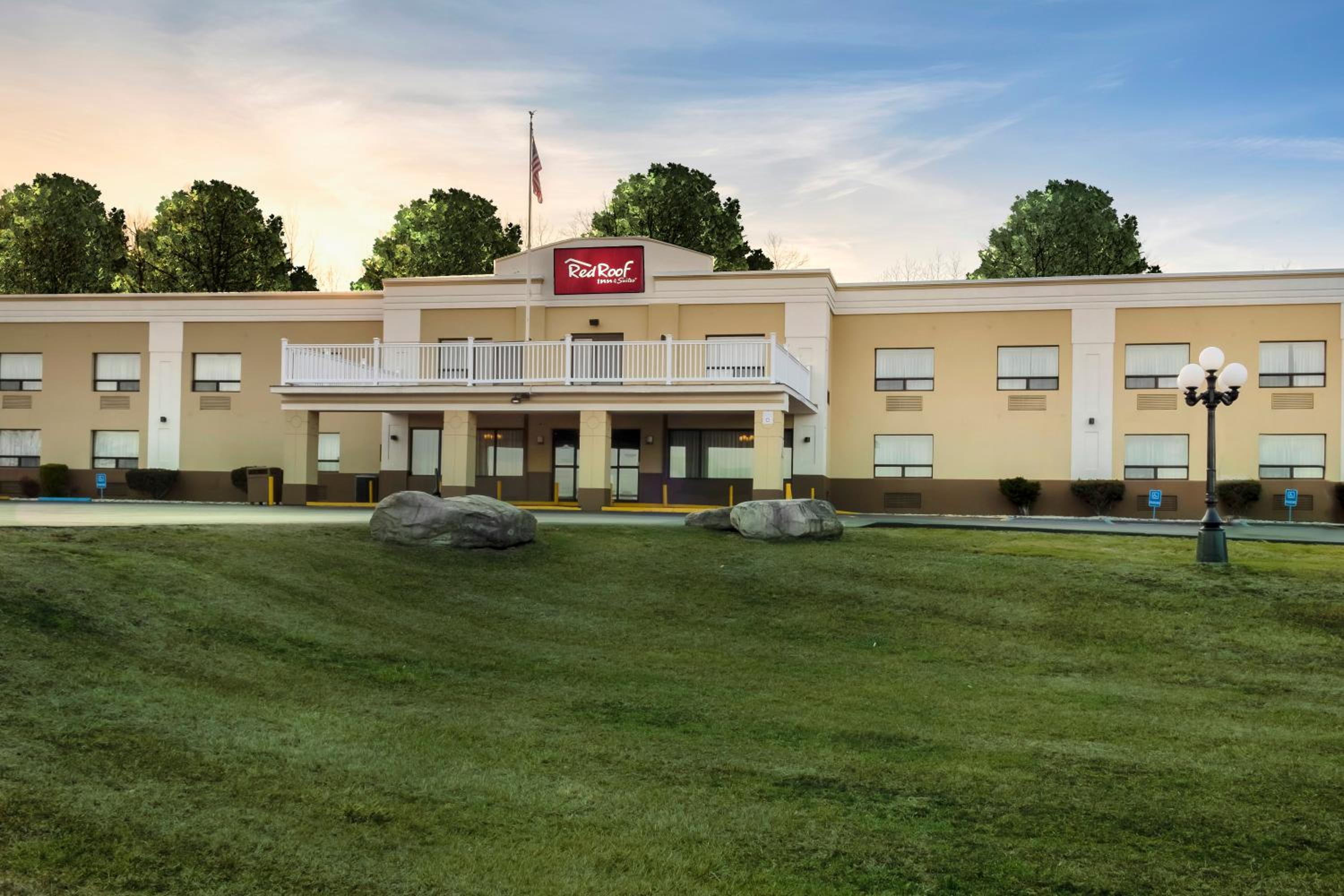 Red Roof Inn & Suites Newburgh - Stewart Airport West Point view 2