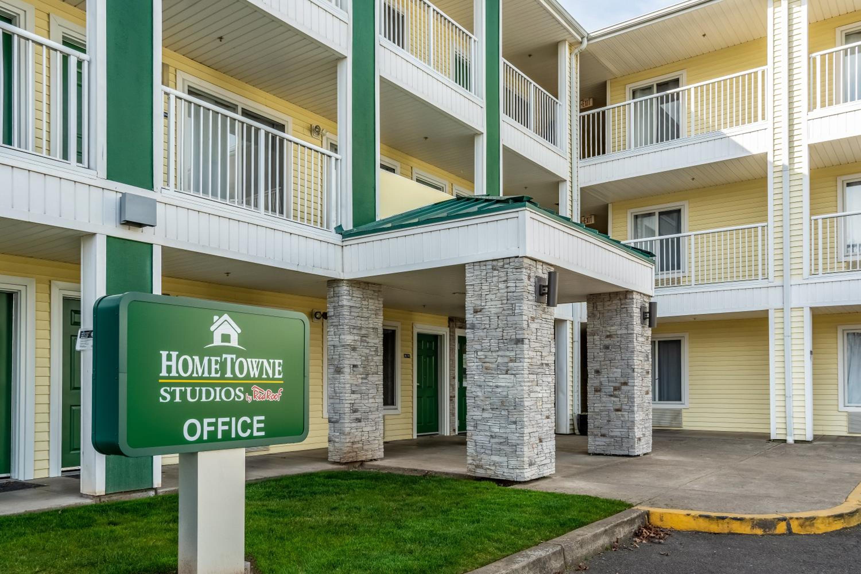 HomeTowne Studios by Red Roof Eugene - Springfield - Image 3