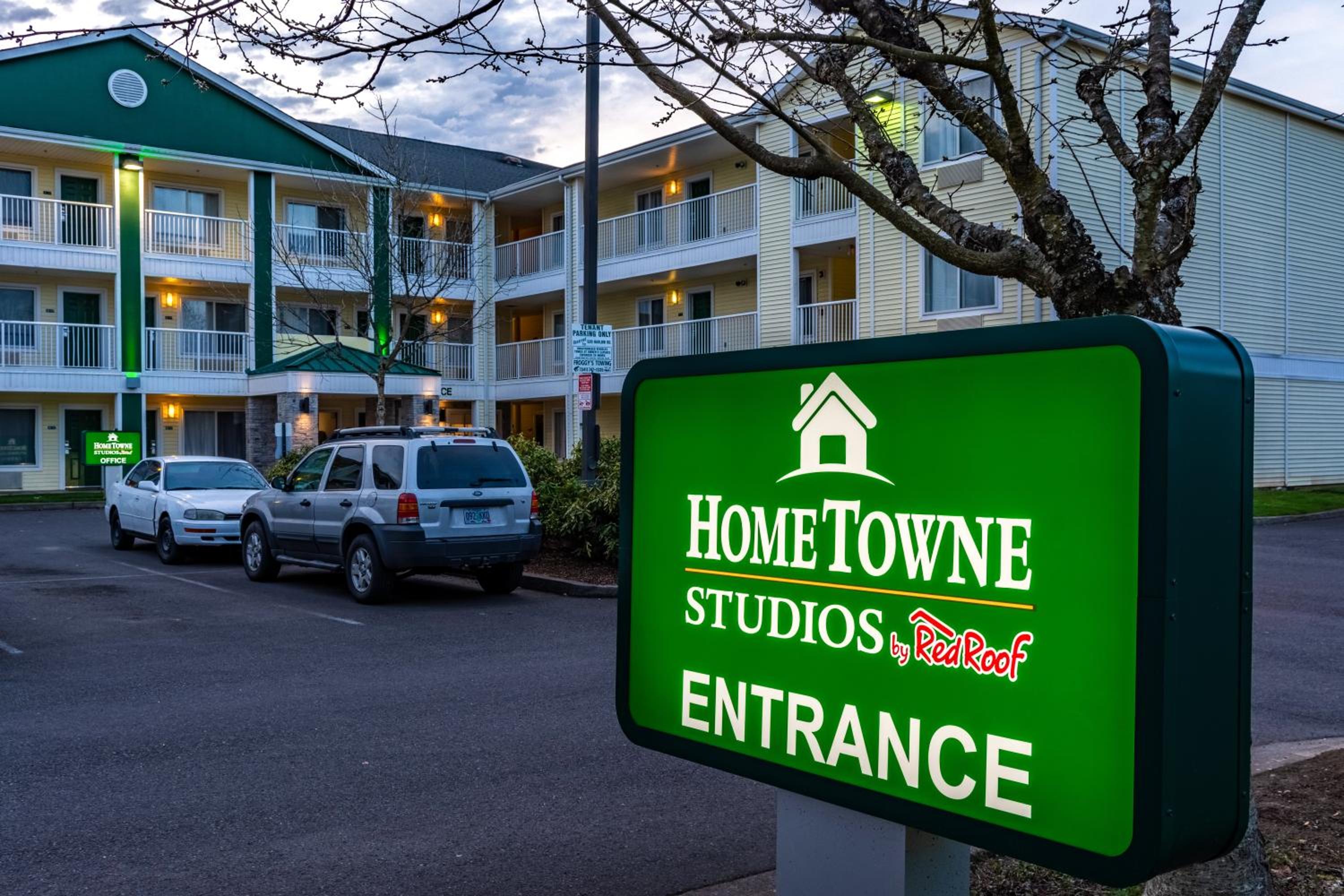 HomeTowne Studios by Red Roof Eugene - Springfield - Image 4