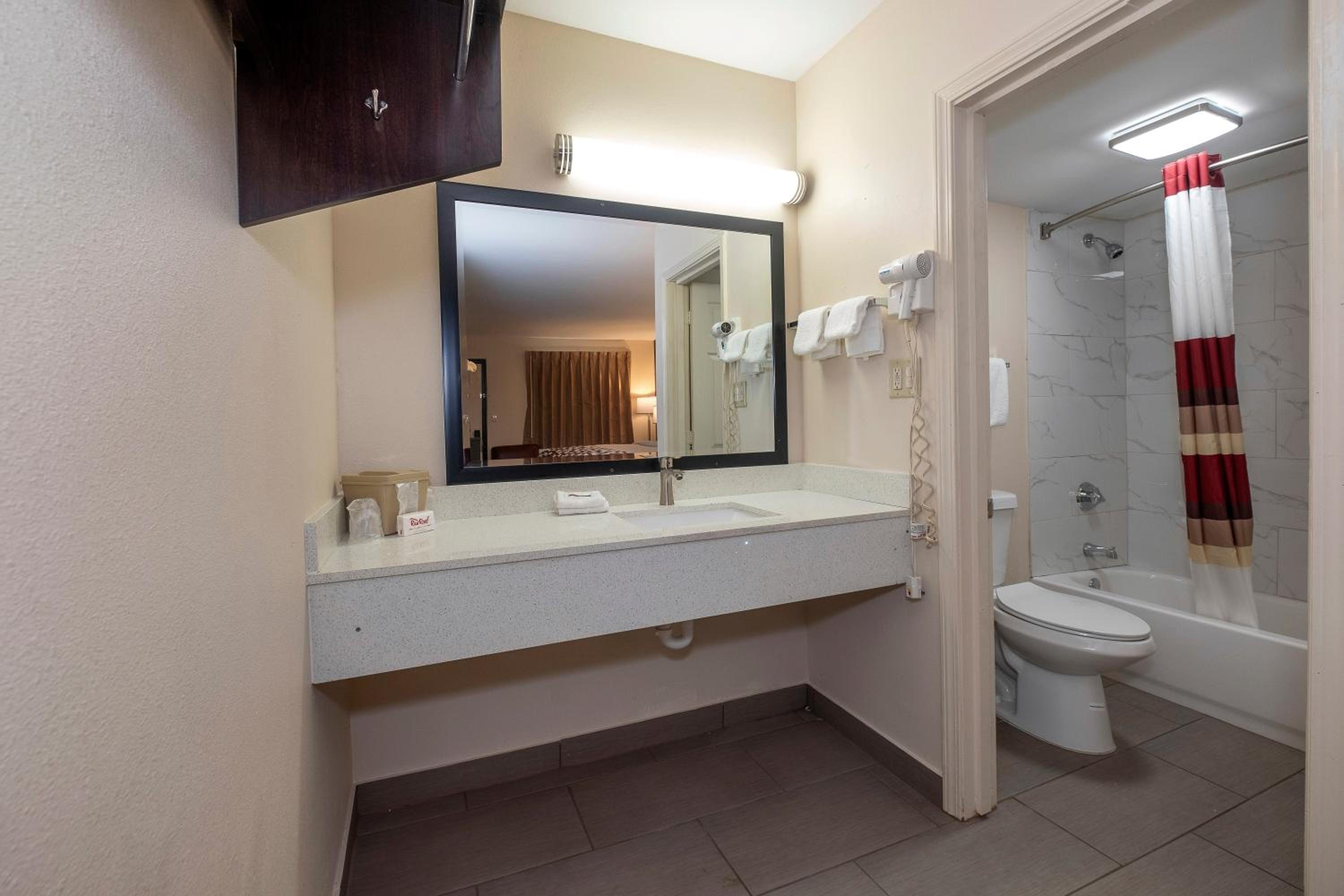 Fort Smith Vacations - Red Roof Inn Fort Smith Downtown - Property Image 3