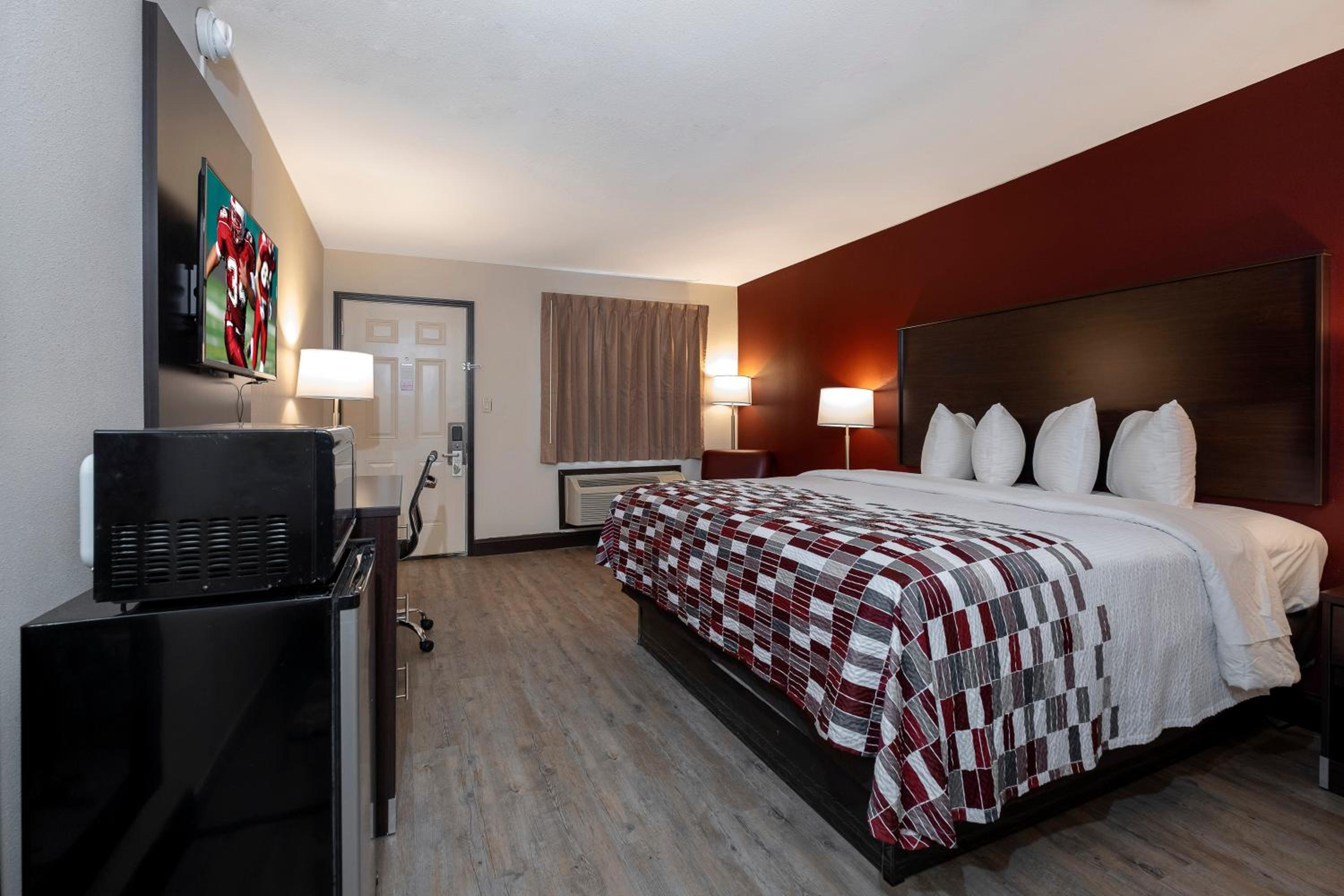 Fort Smith Vacations - Red Roof Inn Fort Smith Downtown - Property Image 10