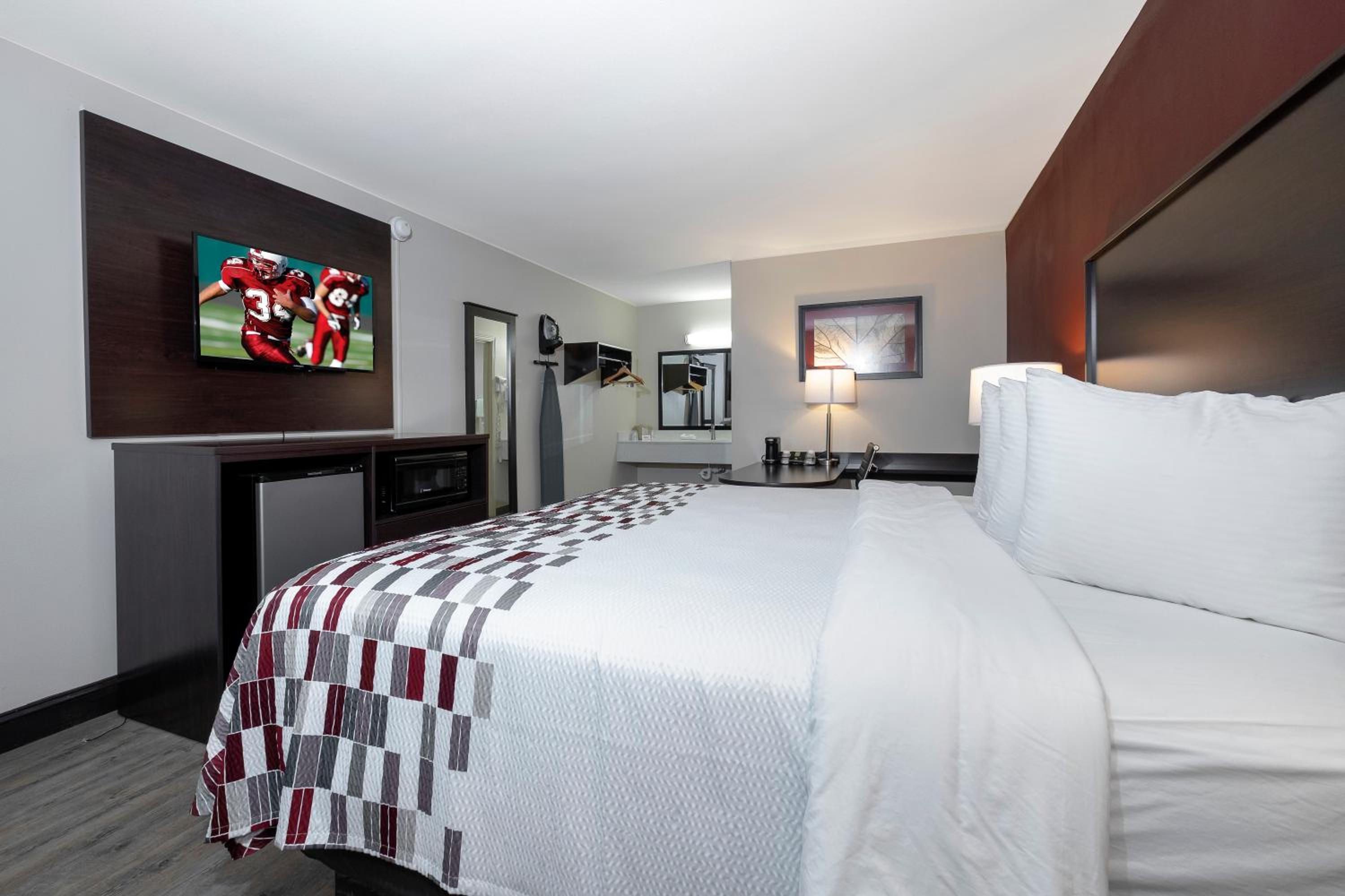 Fort Smith Vacations - Red Roof Inn Fort Smith Downtown - Property Image 2