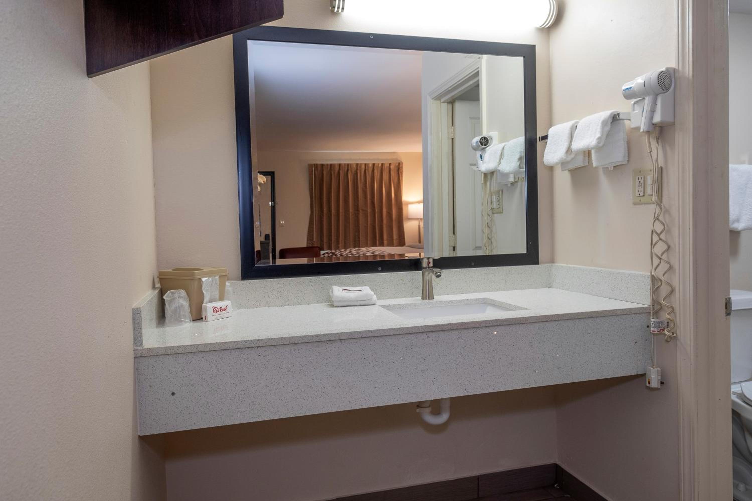 Fort Smith Vacations - Red Roof Inn Fort Smith Downtown - Property Image 4