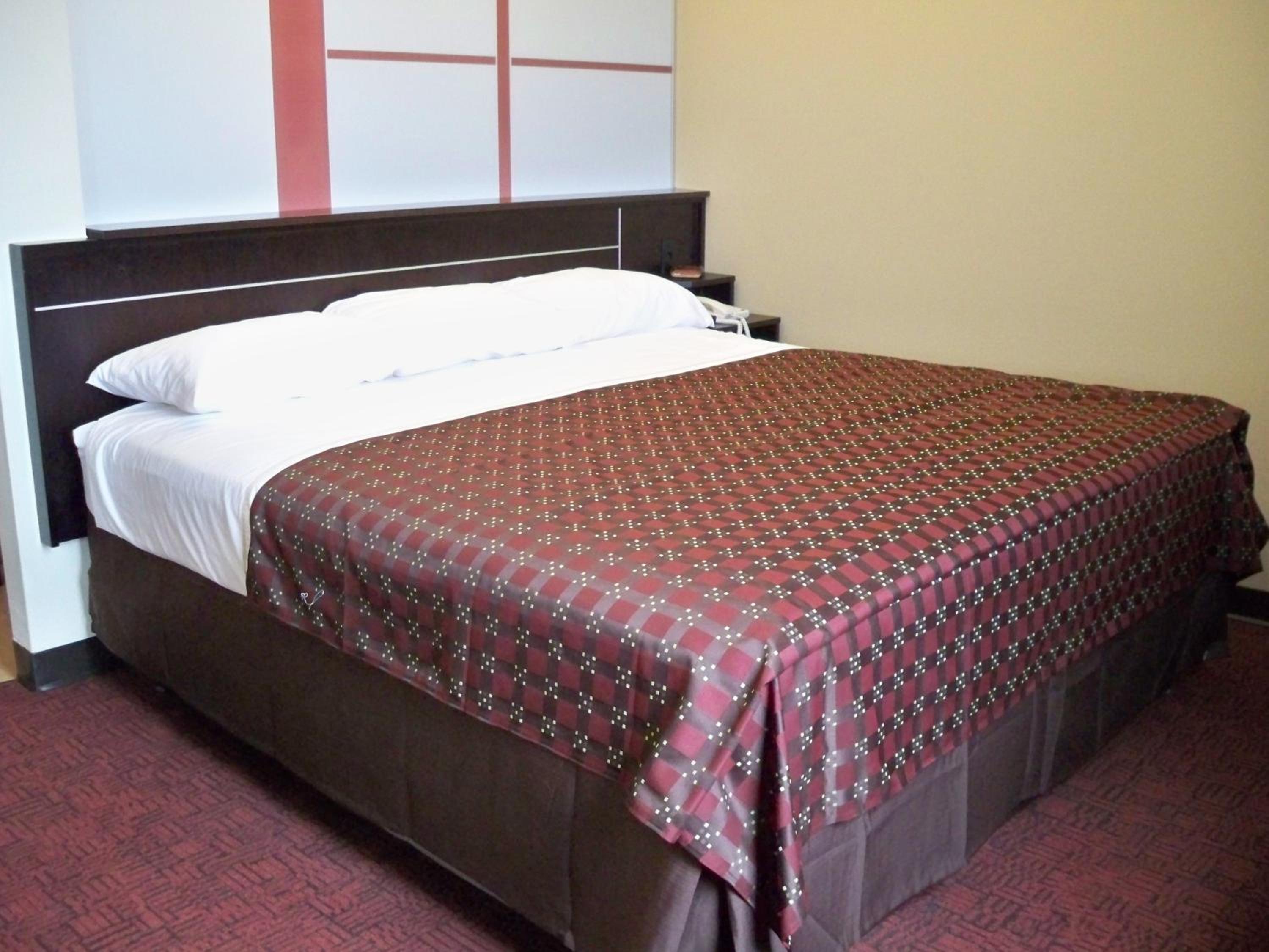 Beaumont Vacations - Red Roof Inn  Suites Beaumont - Property Image 8