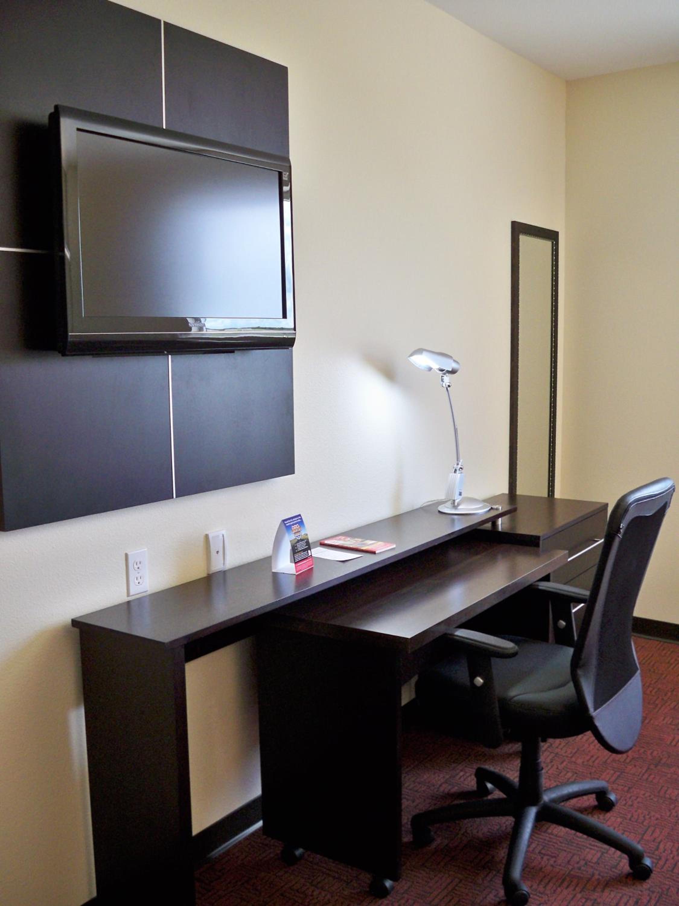 Beaumont Vacations - Red Roof Inn  Suites Beaumont - Property Image 12