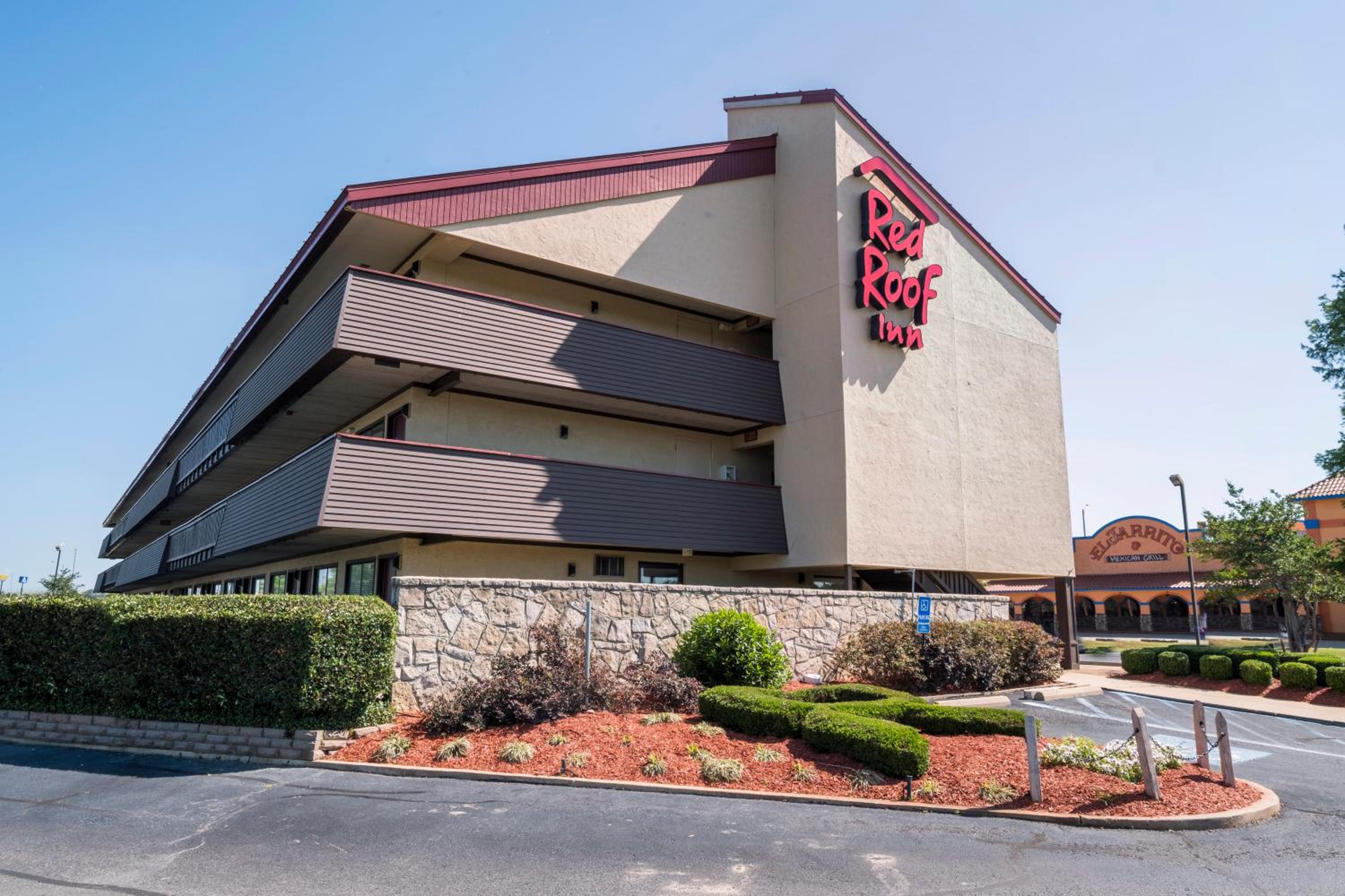 Monroe Vacations - Red Roof Inn West Monroe - Property Image 1