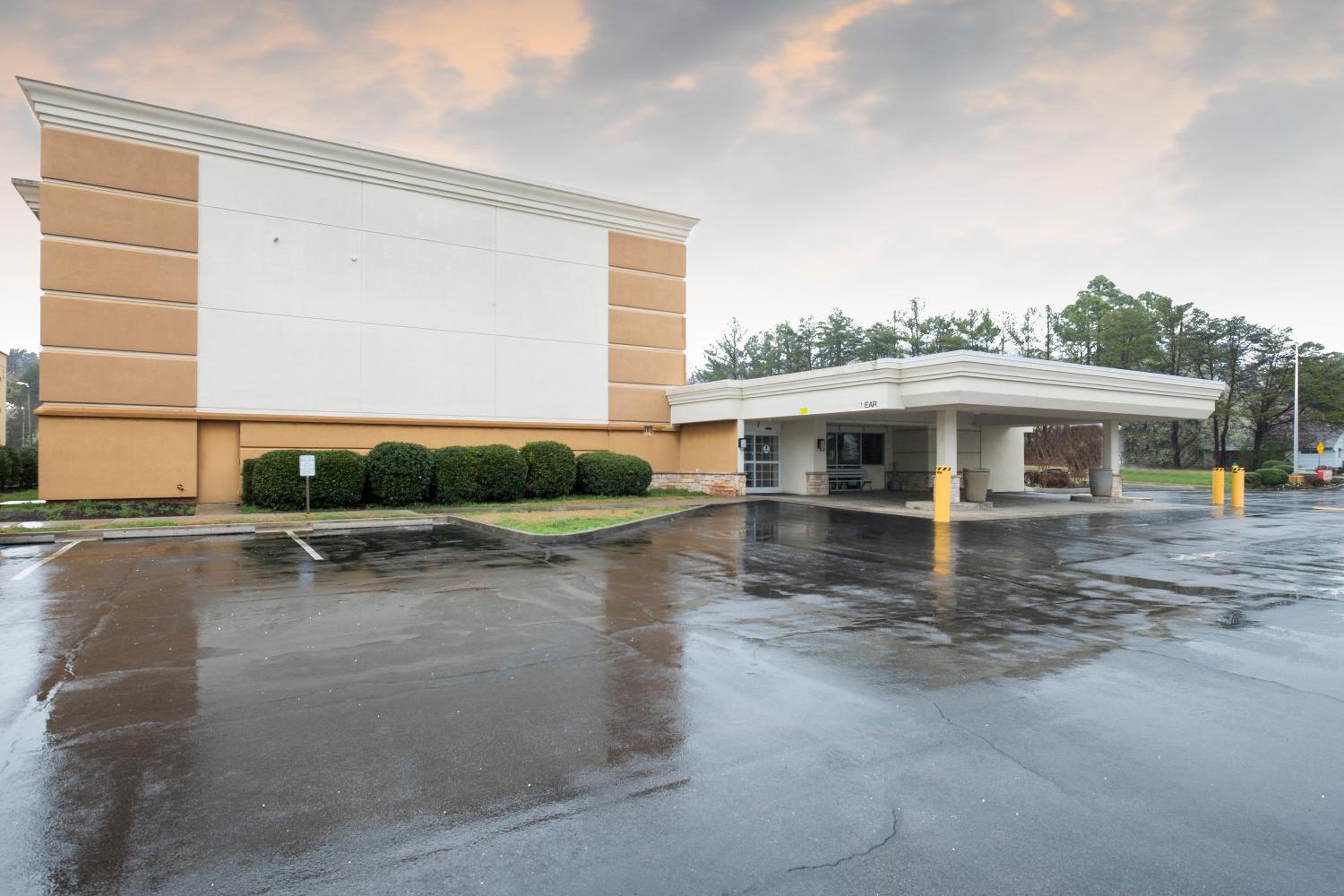 Hotel Red Roof Inn Knoxville Central – Papermill Road - Image 1