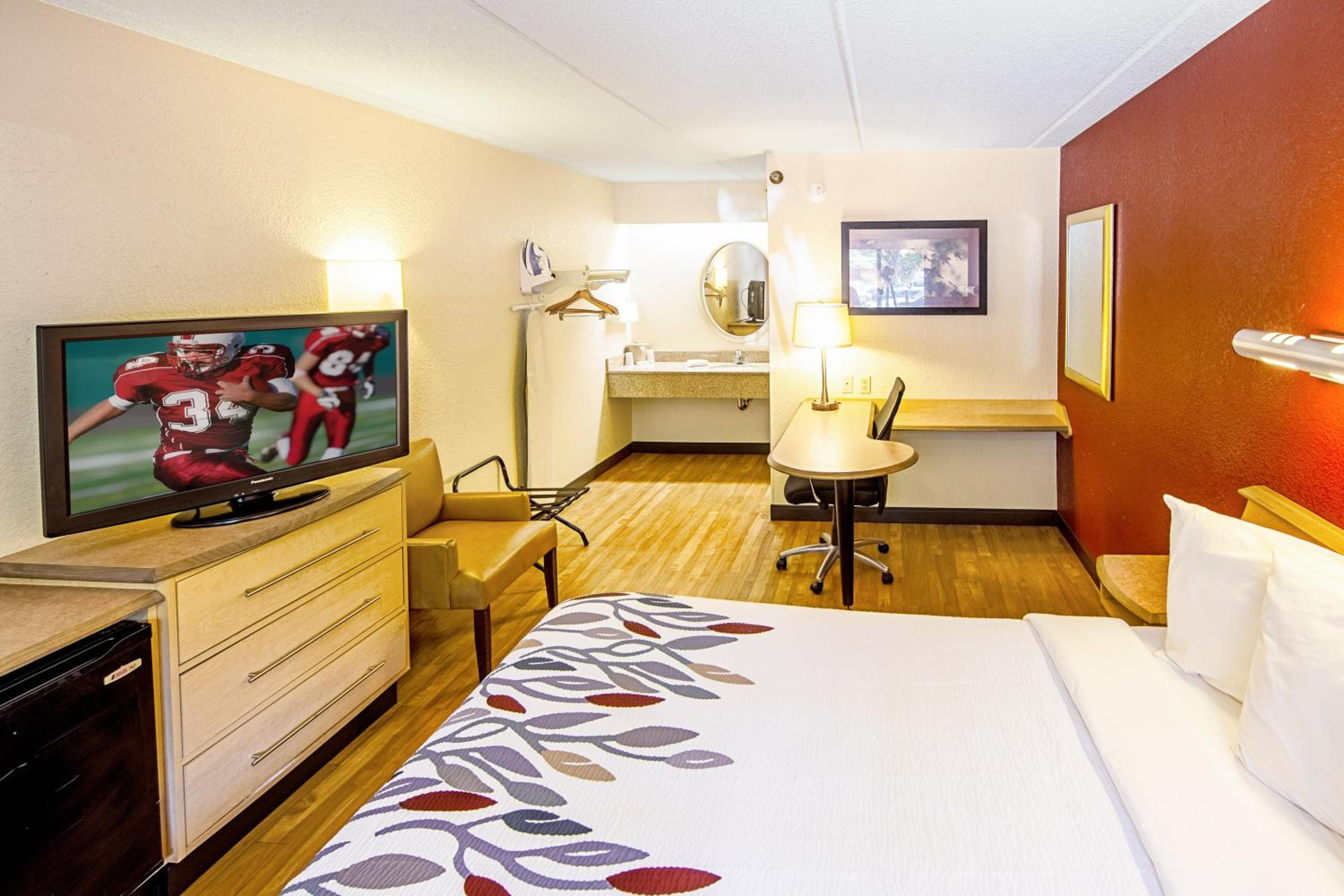 Milford Vacations - Red Roof Inn Milford - New Haven - Property Image 20