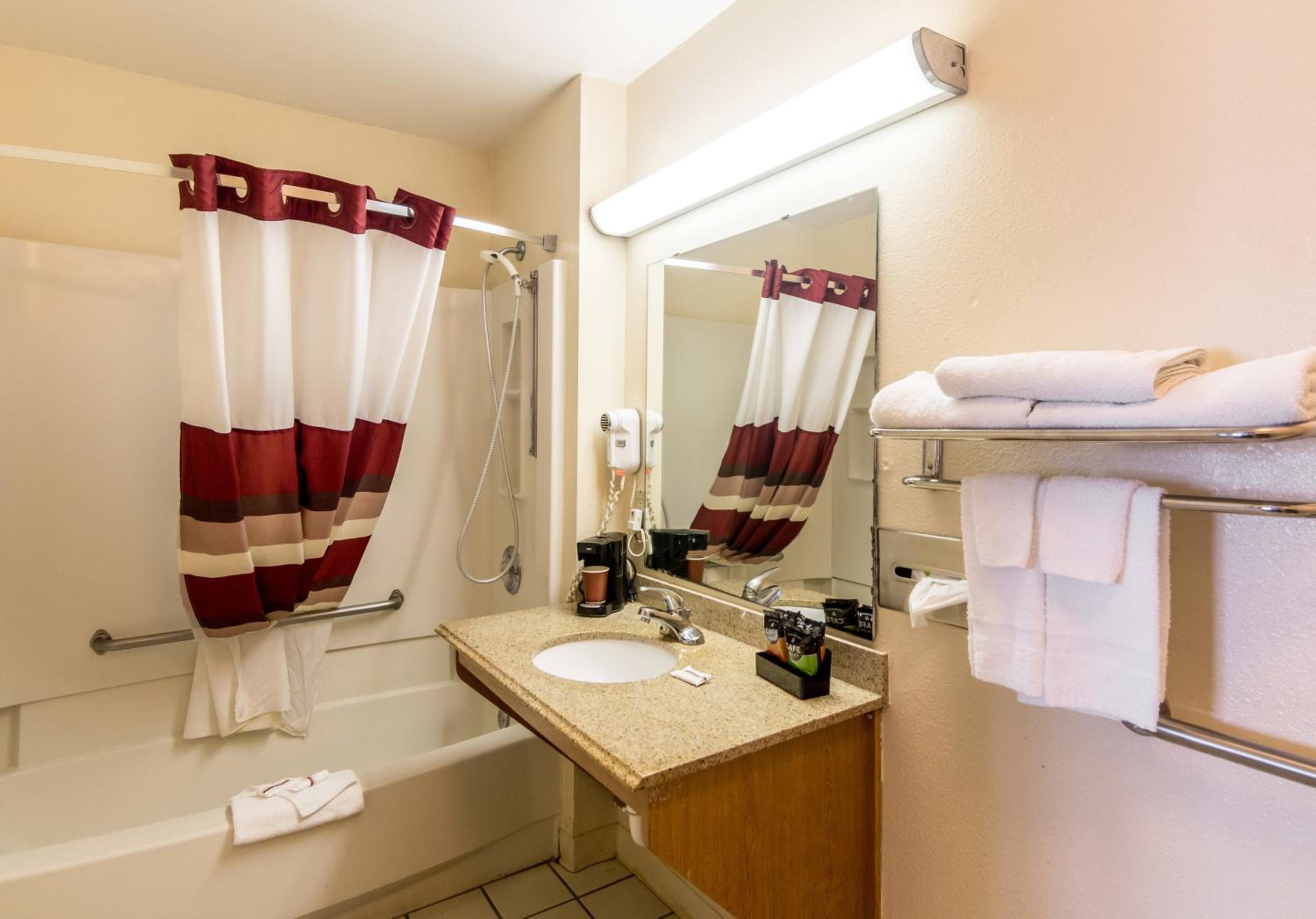 Wichita Falls Vacations - Red Roof Inn Wichita Falls - Property Image 32