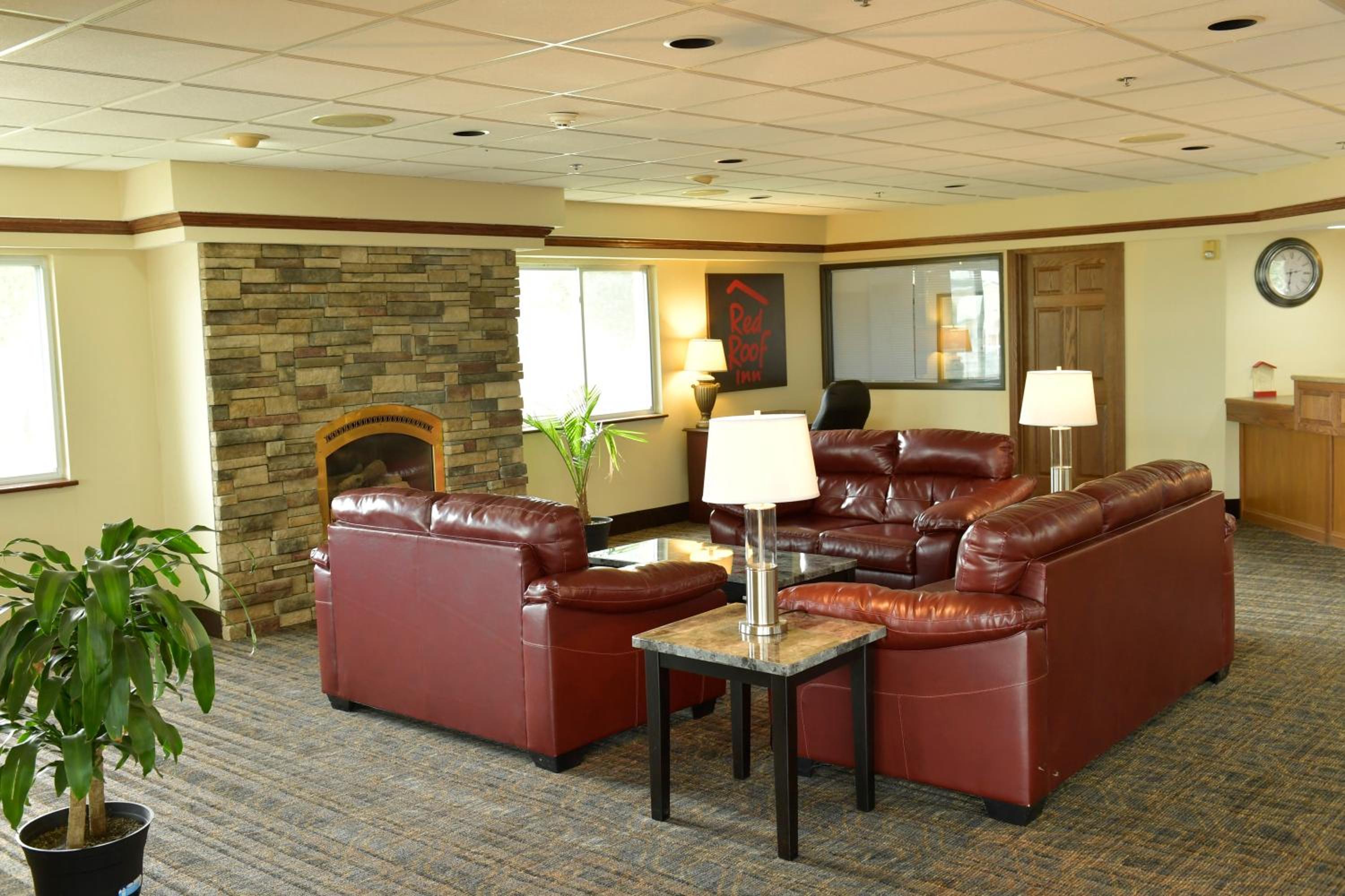 Hotel Baymont Inn & Suites by Wyndham Lincoln NE - Image 1