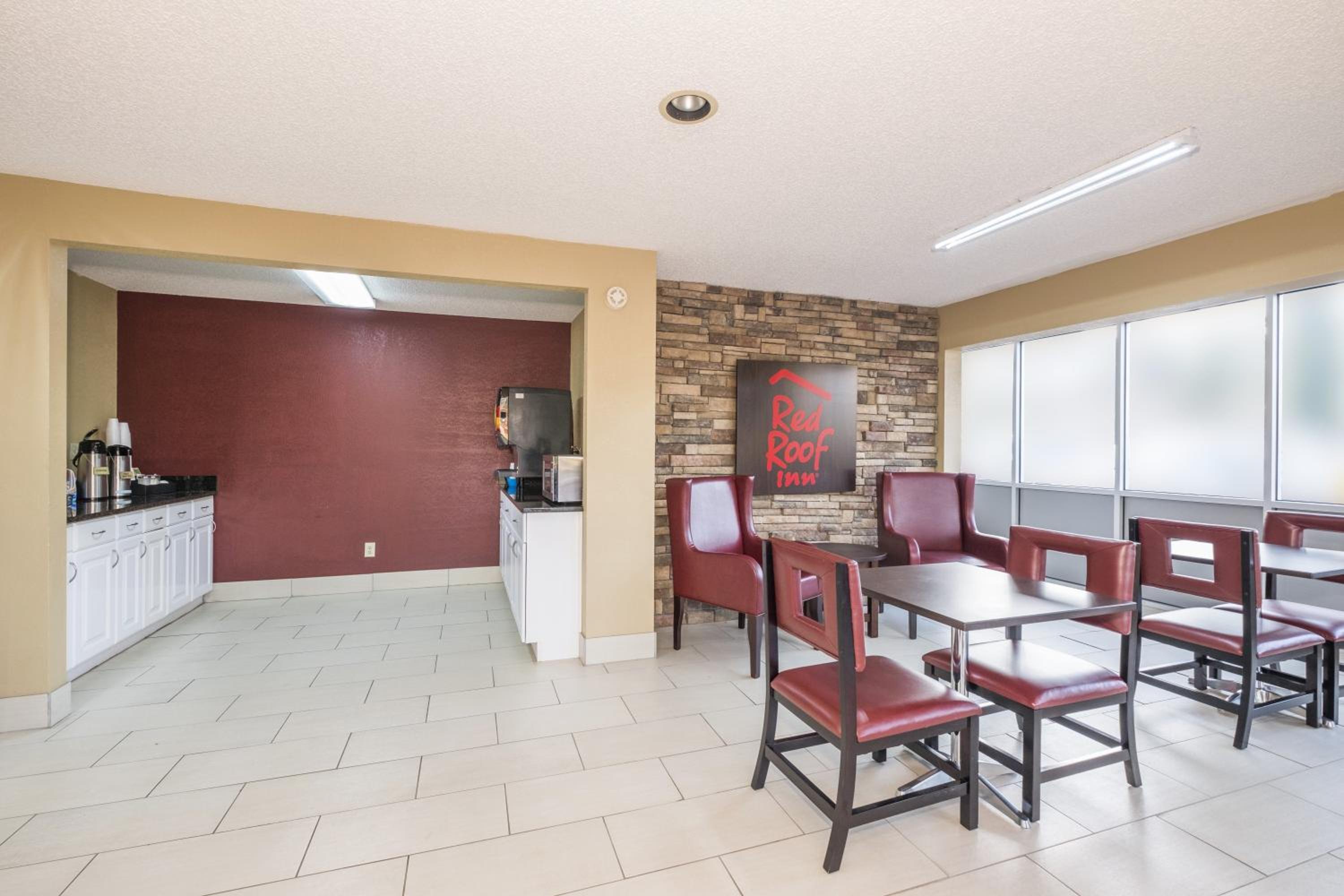 Red Roof Inn Acworth - Emerson - LakePoint South view 5