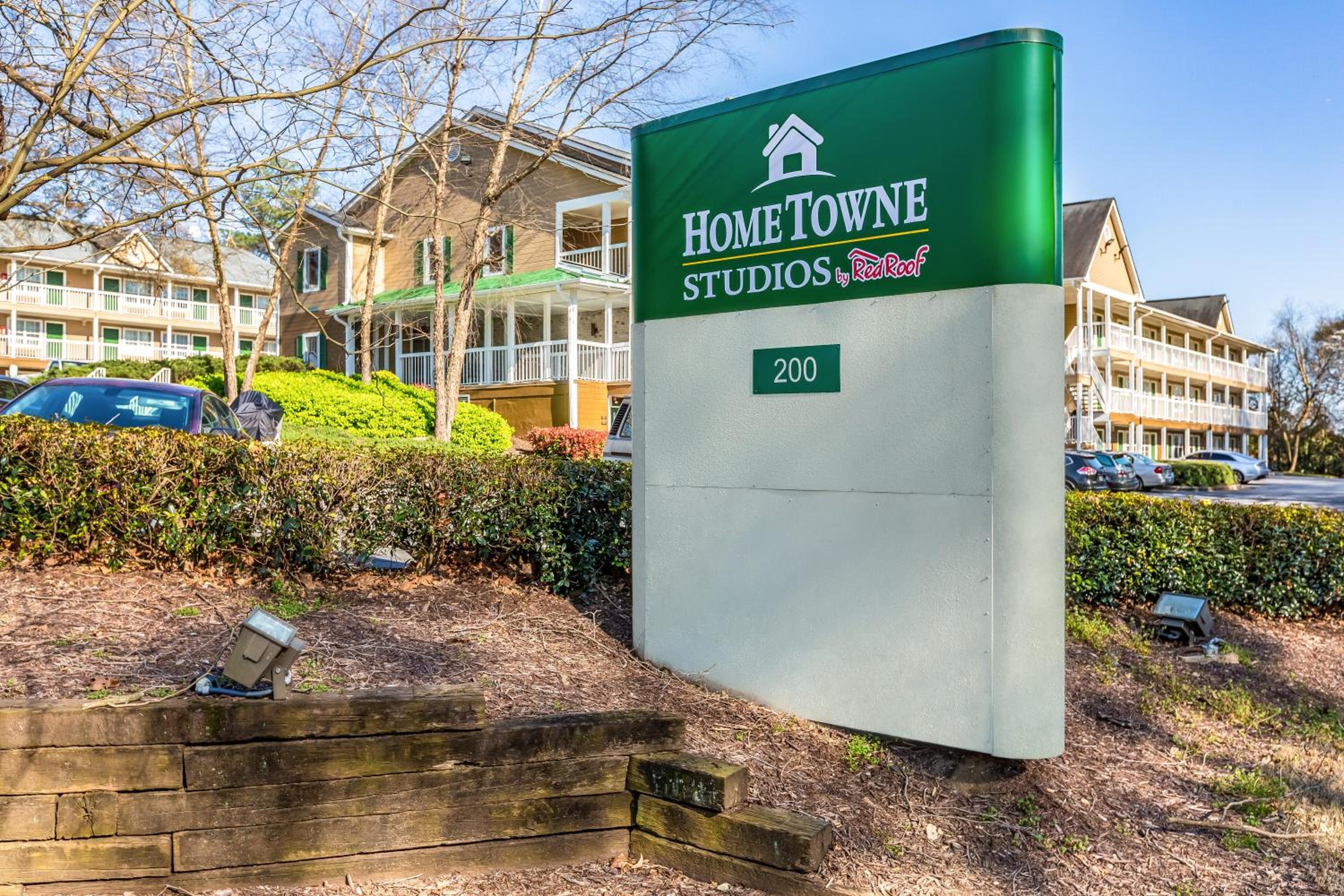 HomeTowne Studios by Red Roof Atlanta - Norcross Downtown, Foto 21