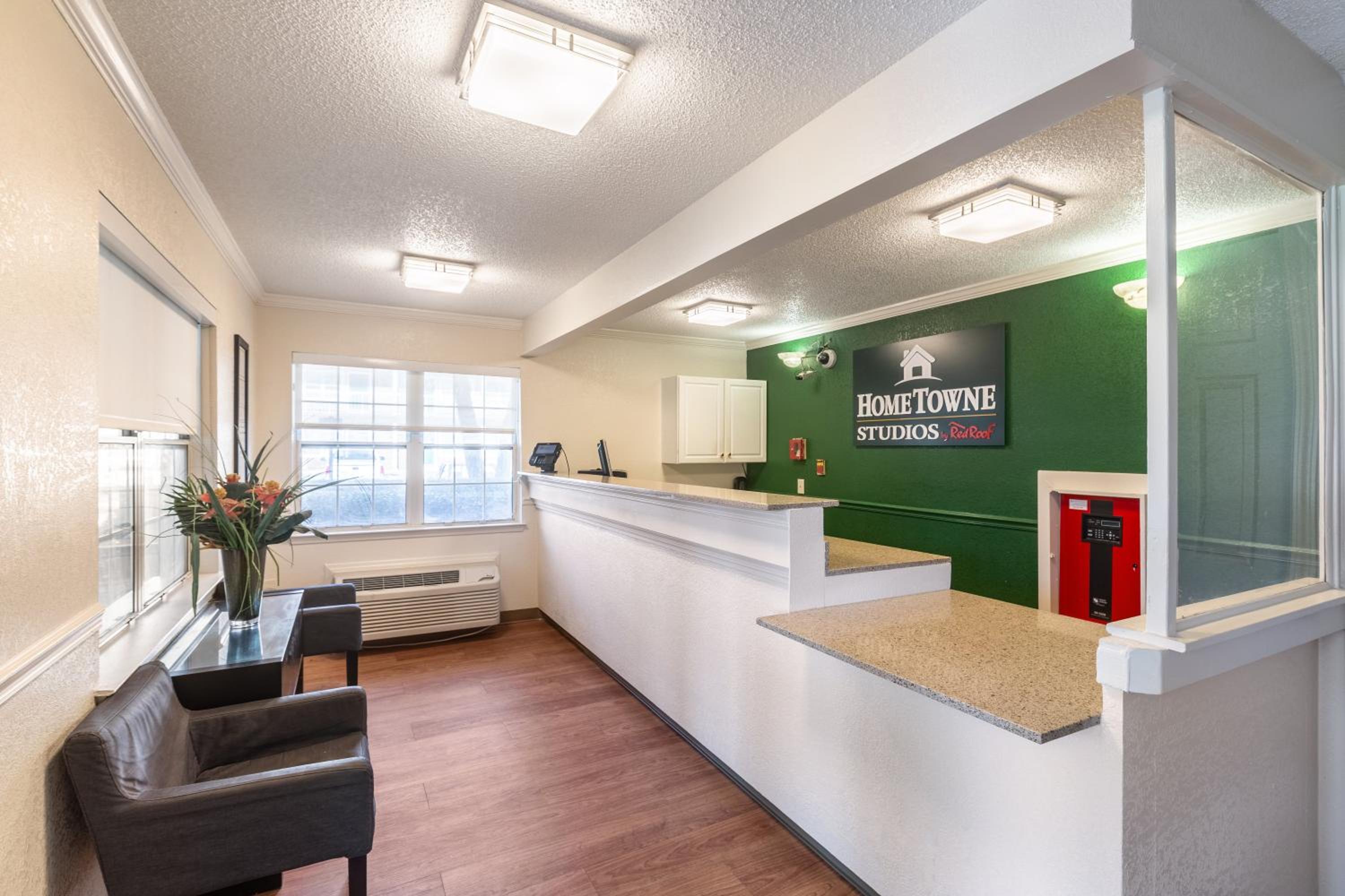 HomeTowne Studios by Red Roof Atlanta - Norcross Downtown, Foto 17