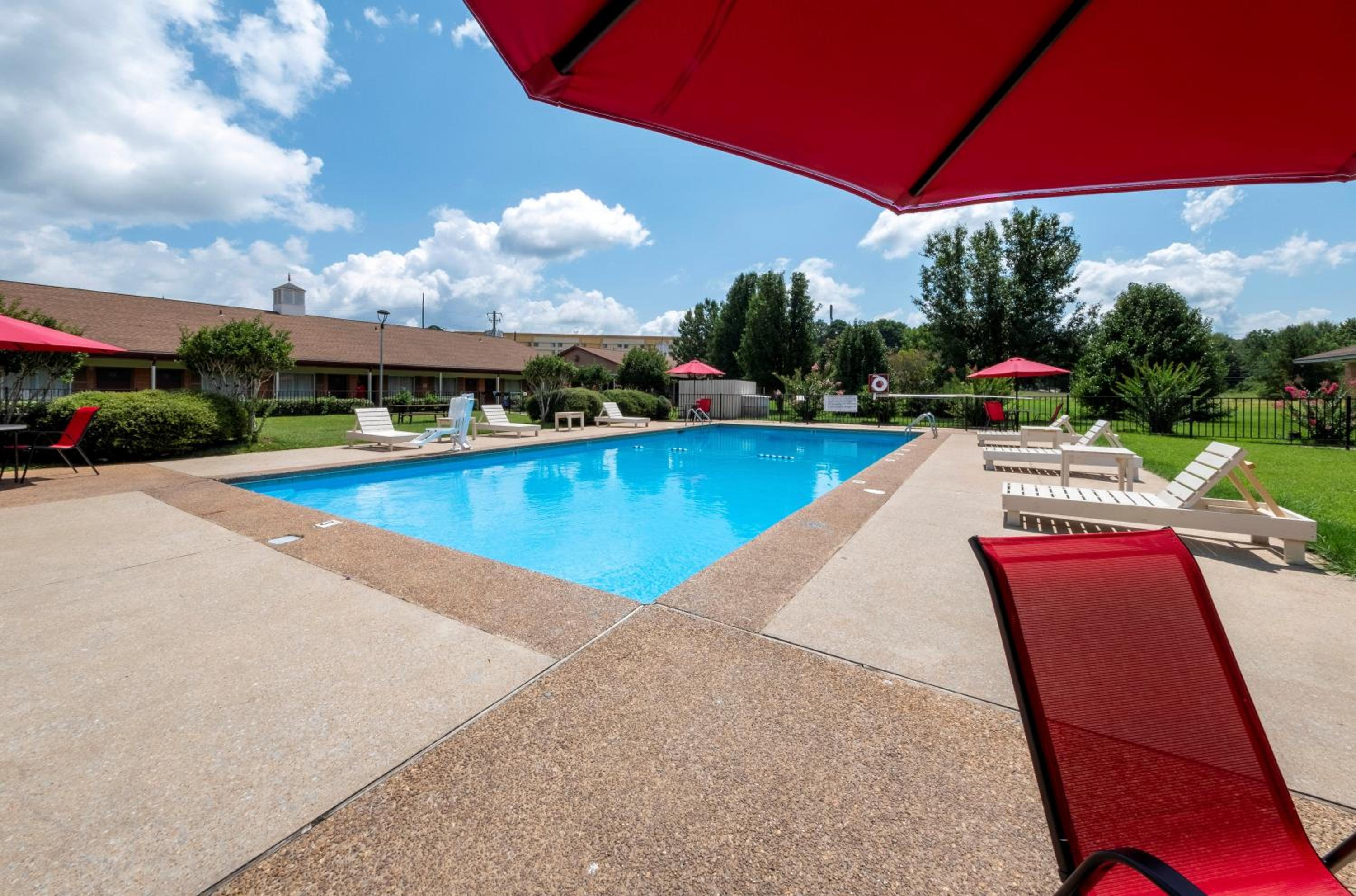 Meridian Vacations - Red Roof Inn Meridian - Property Image 8