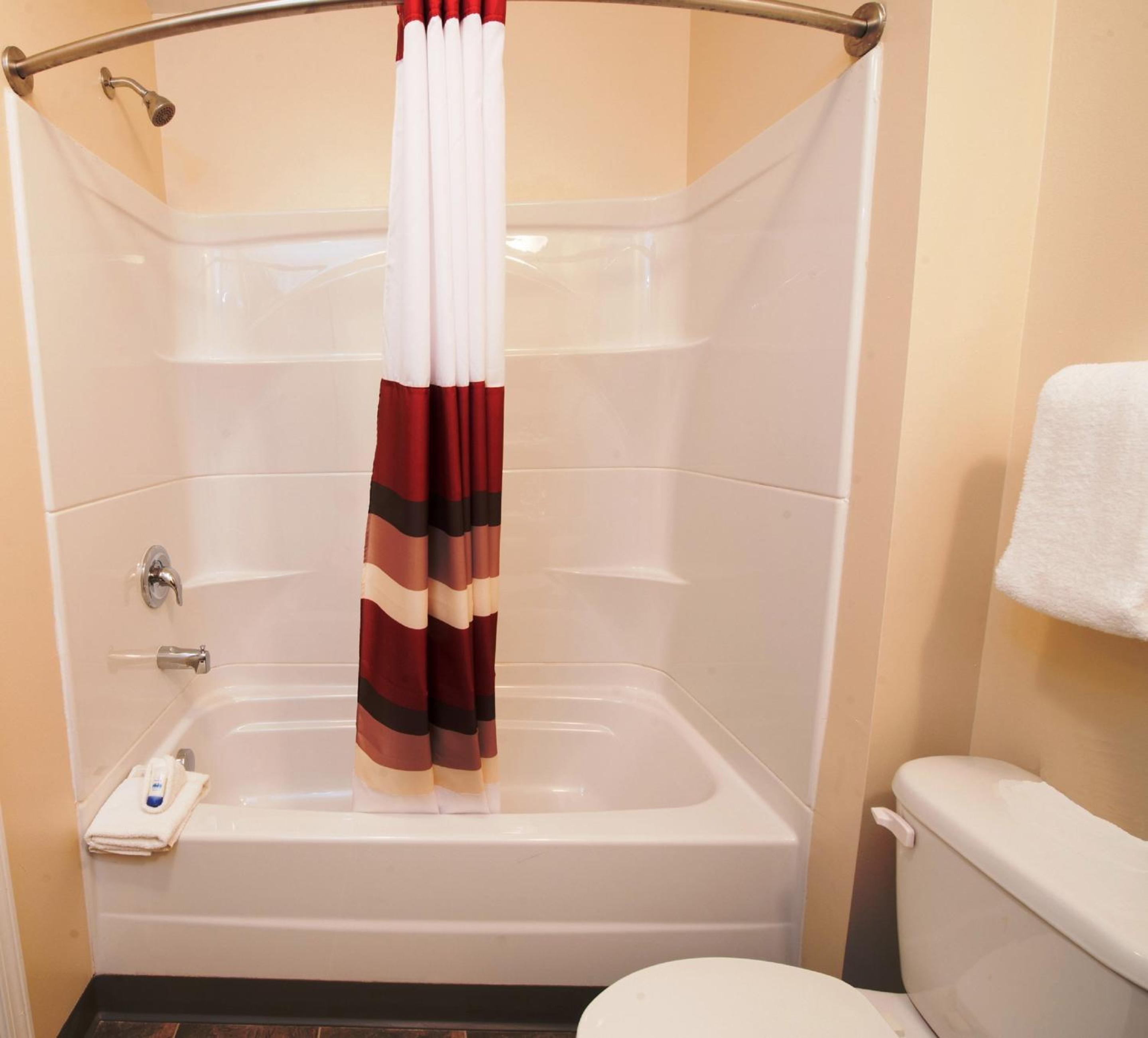 Dickinson Vacations - Red Roof Inn  Suites Dickinson - Property Image 19