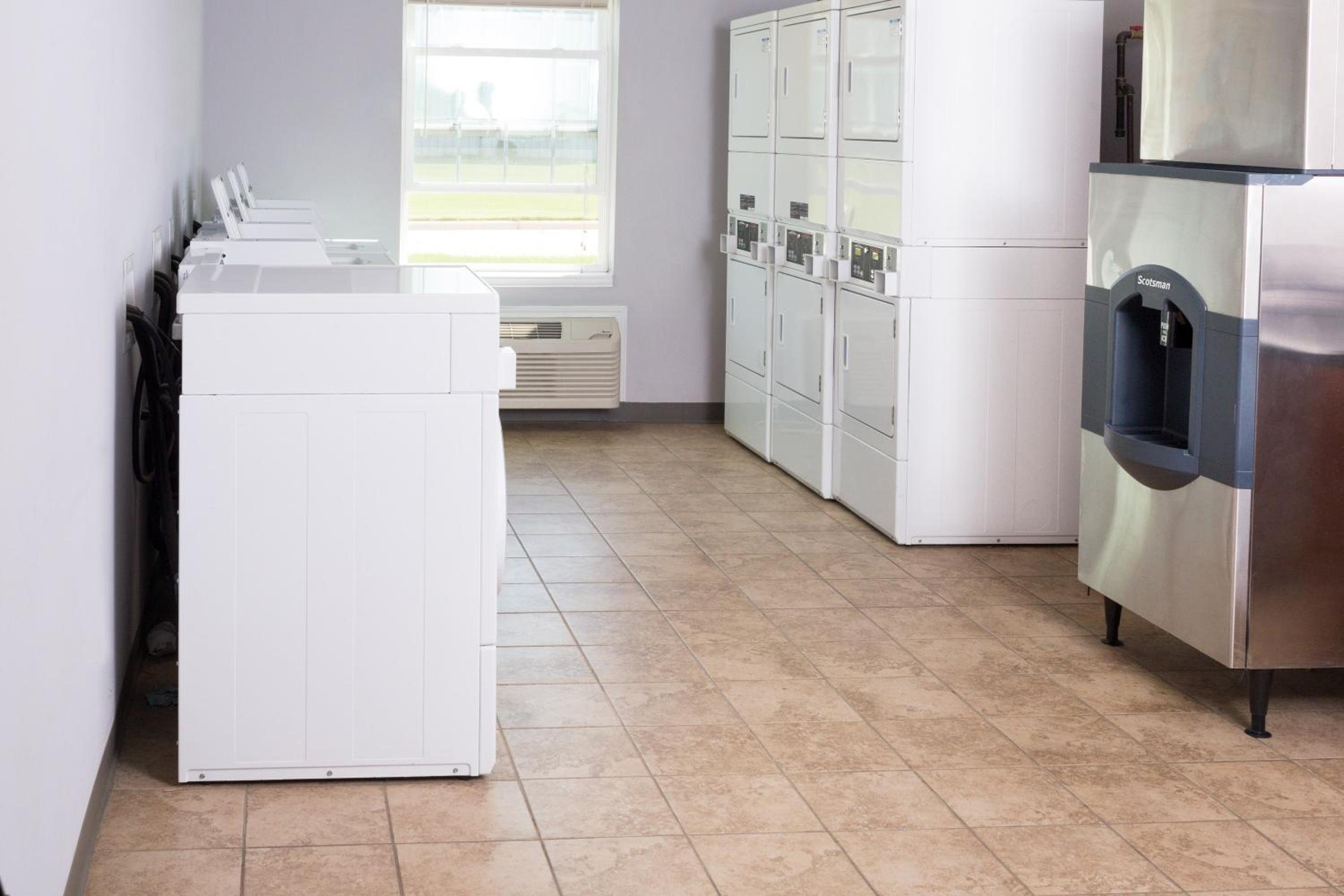 Dickinson Vacations - Red Roof Inn  Suites Dickinson - Property Image 32