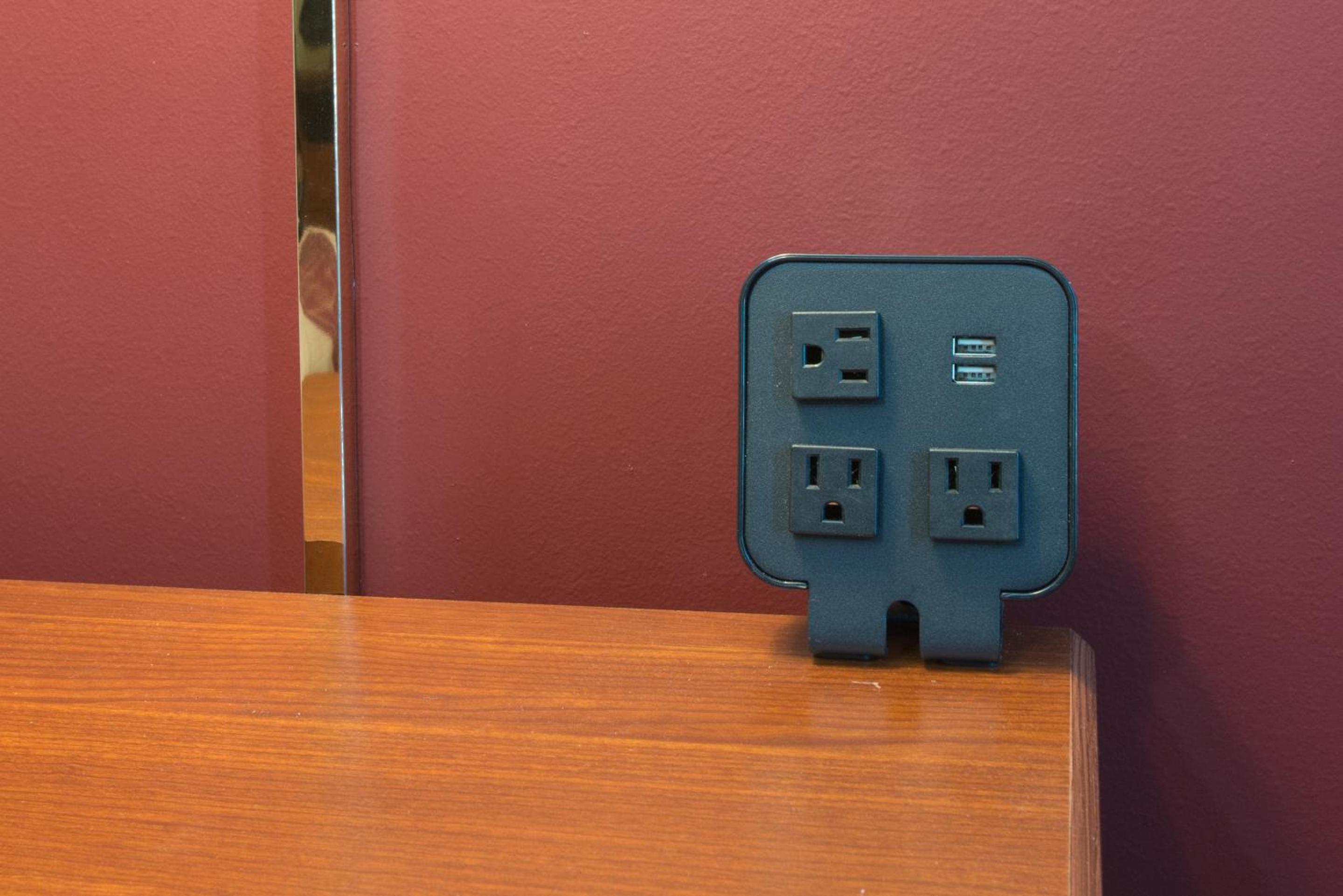 Dickinson Vacations - Red Roof Inn  Suites Dickinson - Property Image 15