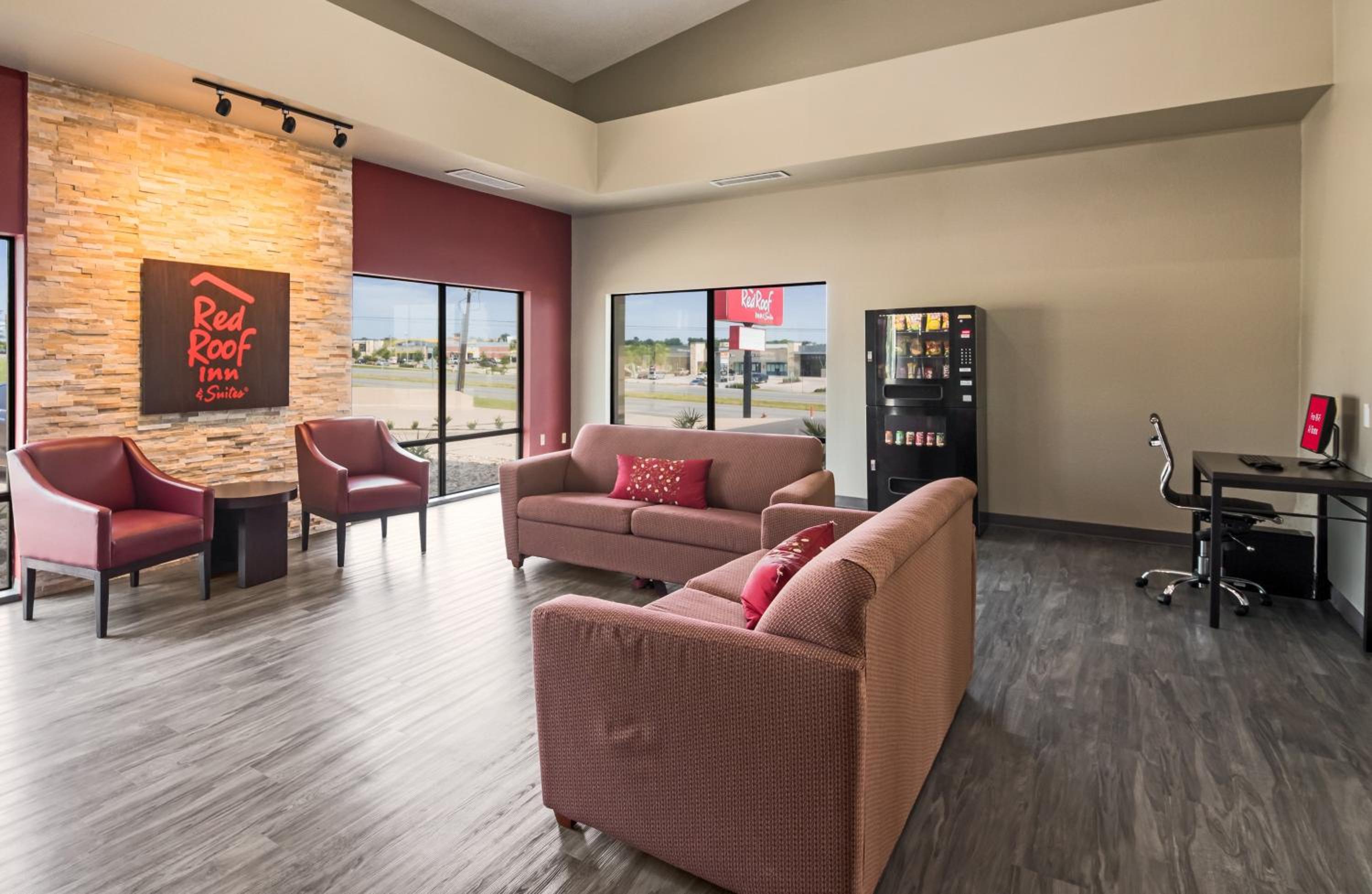 Red Roof Inn & Suites Austin East - Manor view 3