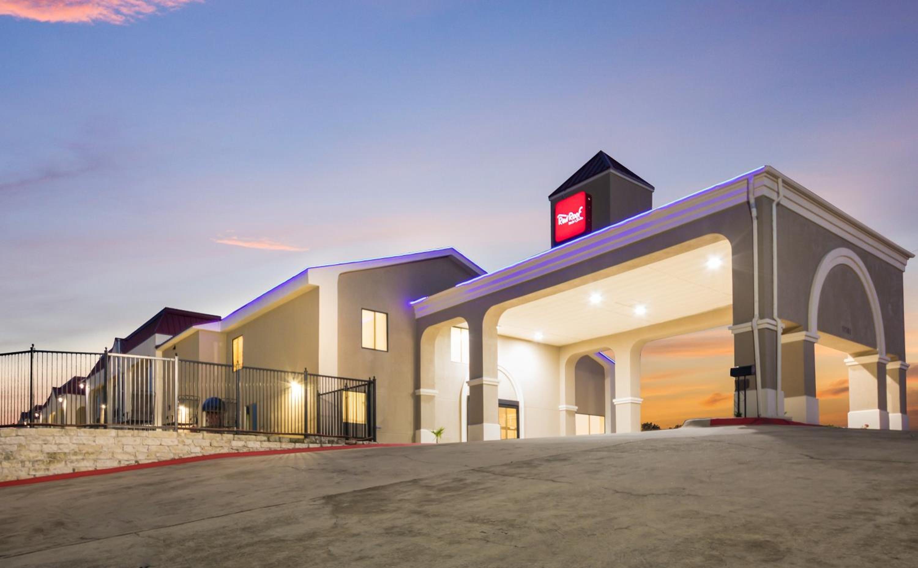 Red Roof Inn & Suites Austin East - Manor view 2