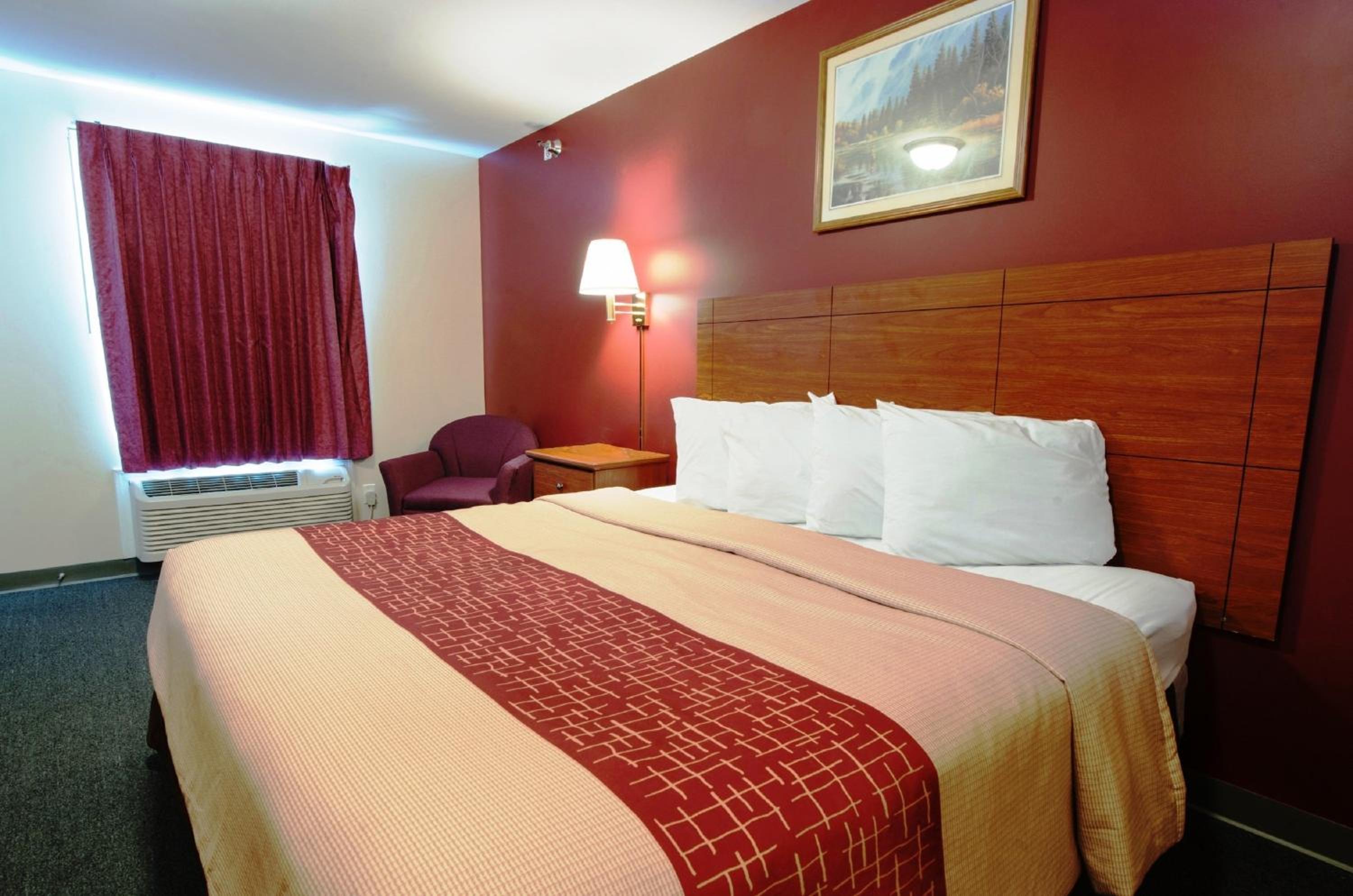 Dickinson Vacations - Red Roof Inn  Suites Dickinson - Property Image 3